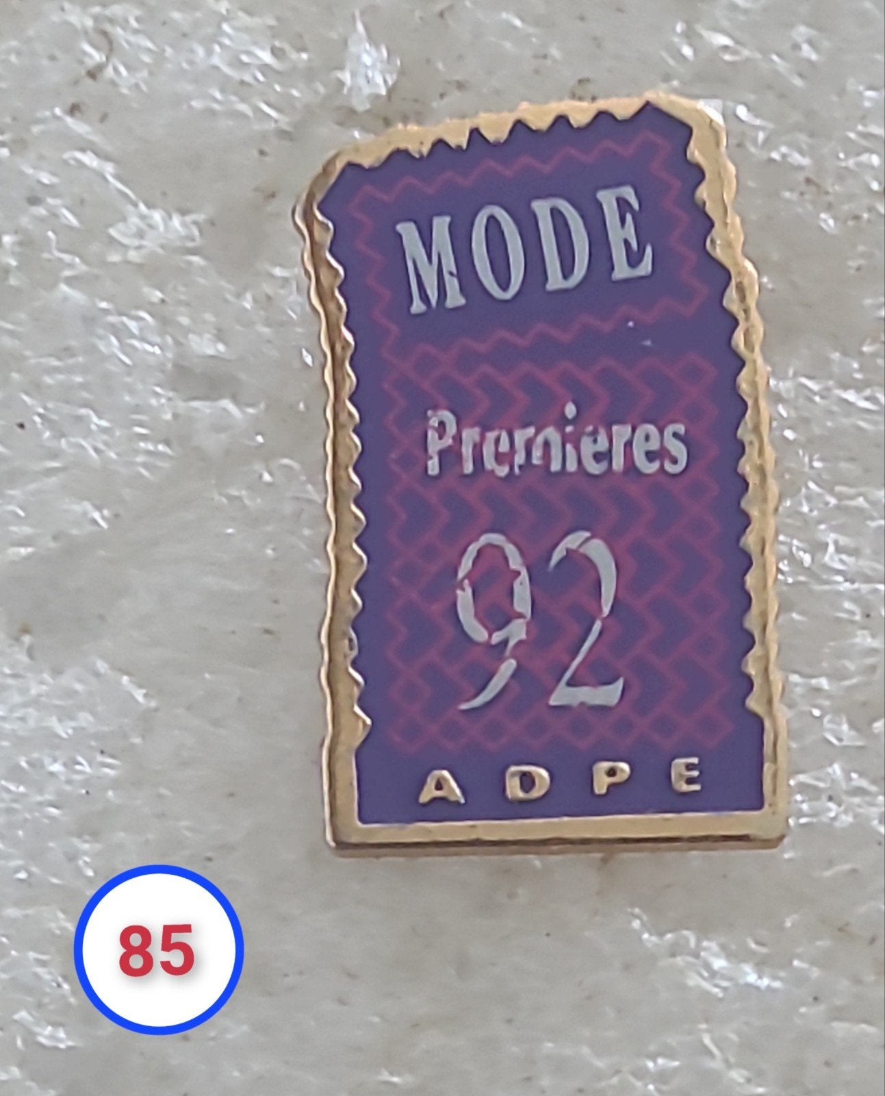 Vintage Pin 'MODE Premieres 92 ADPE', Verzenden
