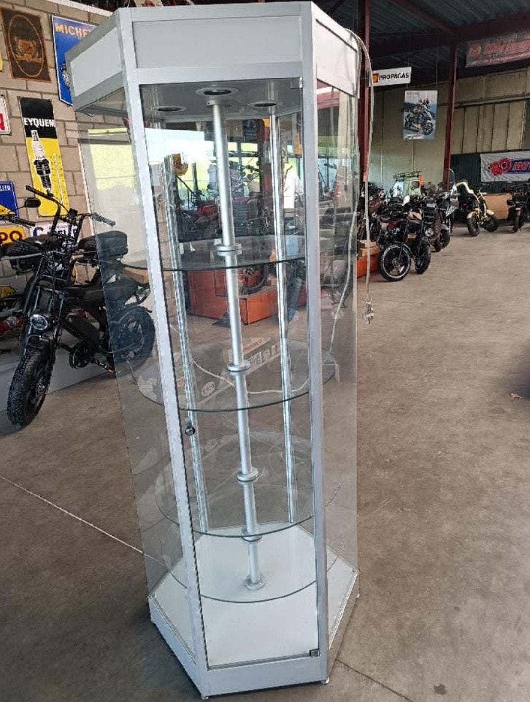 Vitrinekast glaskast etalage kast, Glas, 150 tot 200 cm, 25 tot 50 cm, Met deur(en)