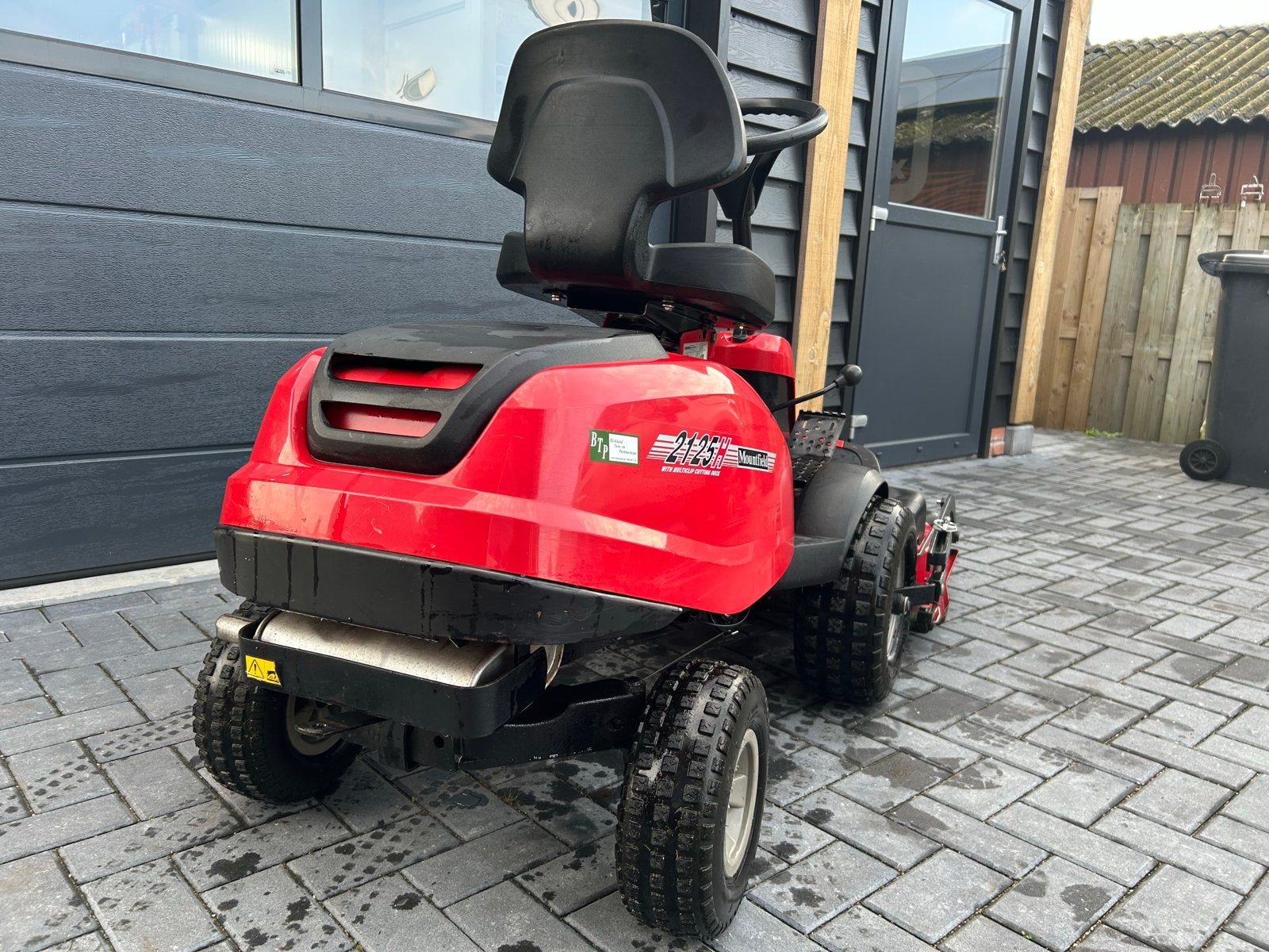 Foto 7 van Mountfield 2125H Zitmaaier - Frontmaaier stiga castel garden