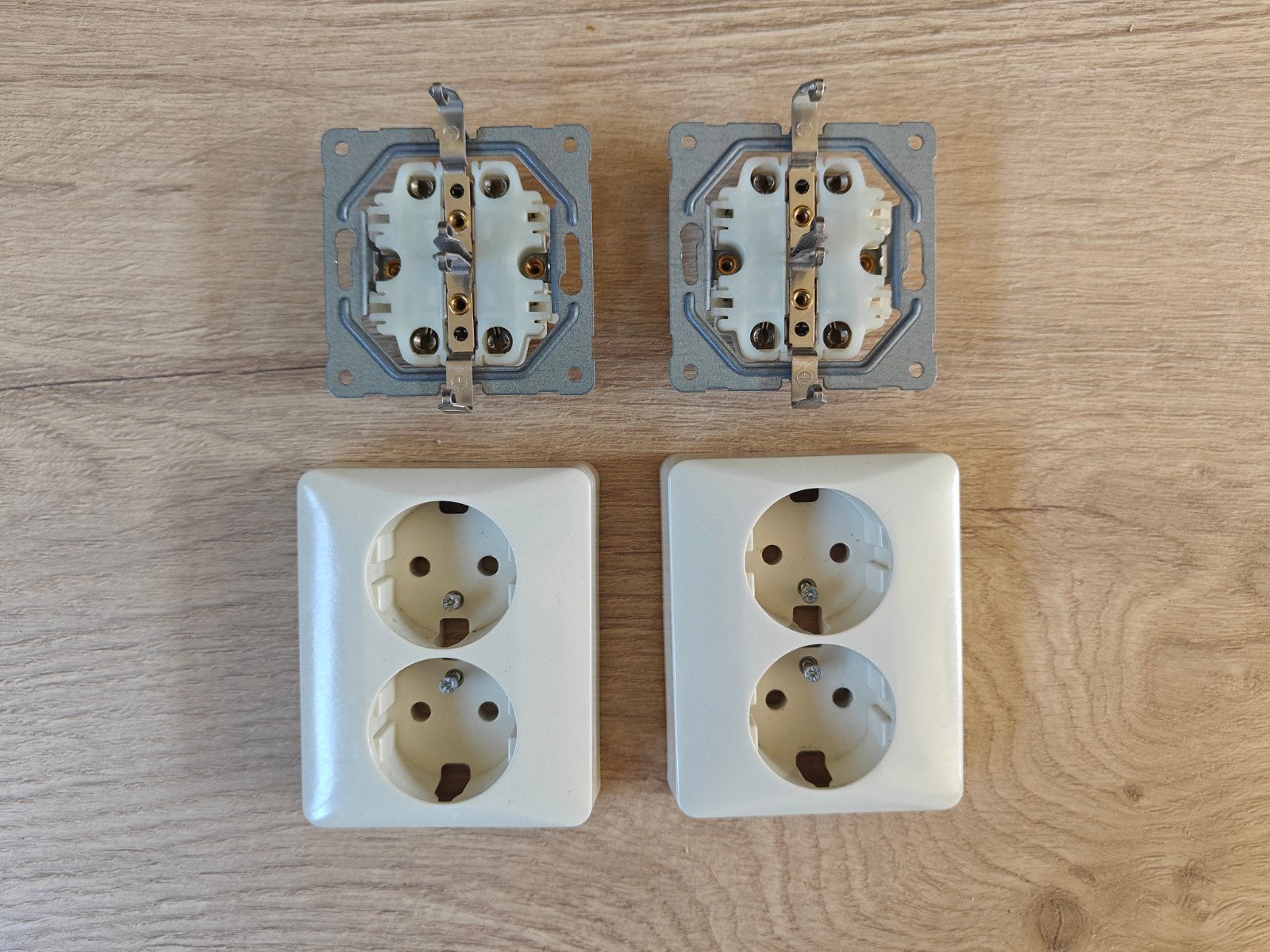 Peha 2x dubbel wandcontactdoos creme, Ophalen of Verzenden, Stopcontact