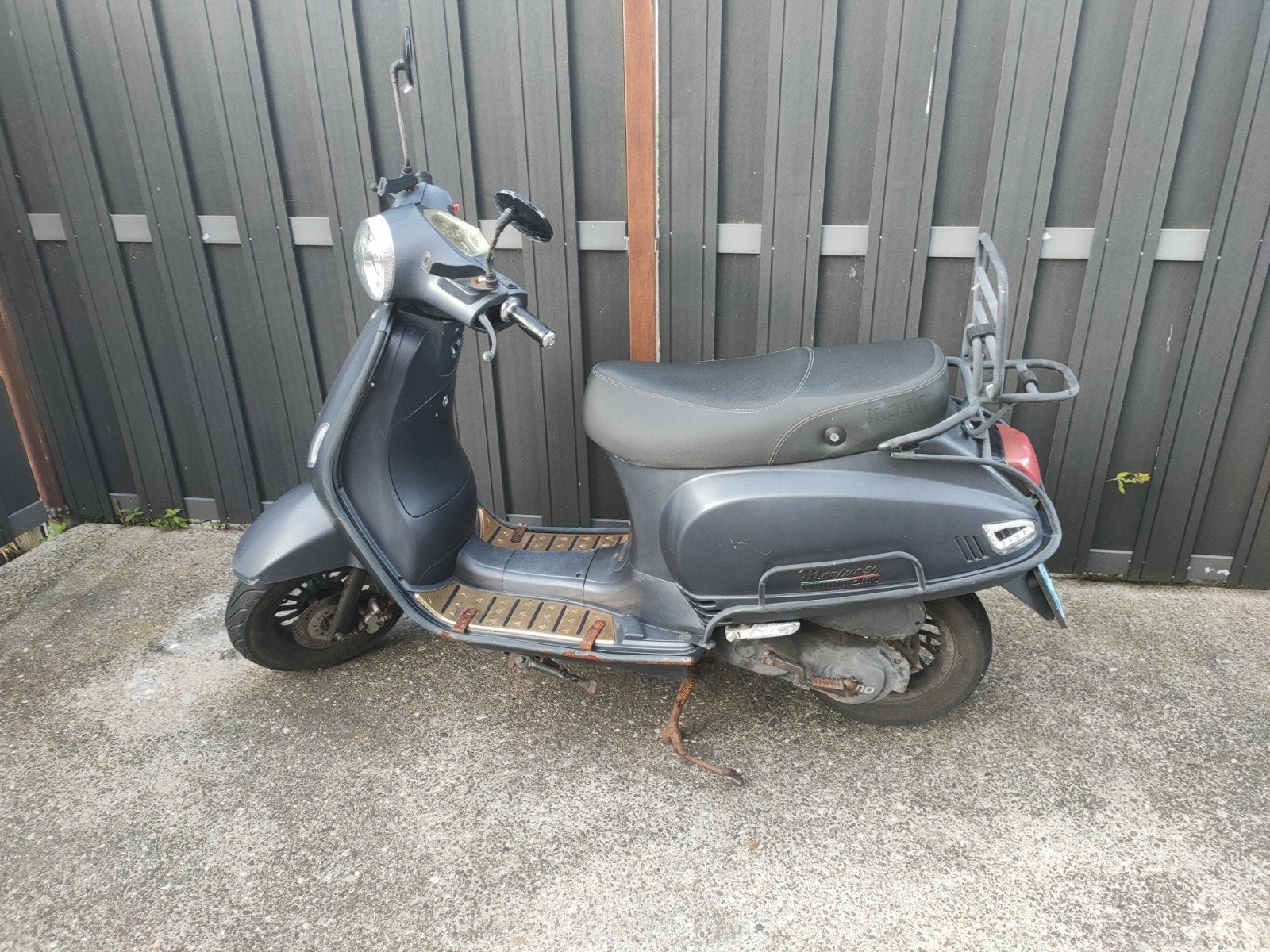 Donkergrijze scooter met 15510 km op de teller. vespa look., Gebruikt, Benzine, Ophalen, Overige merken