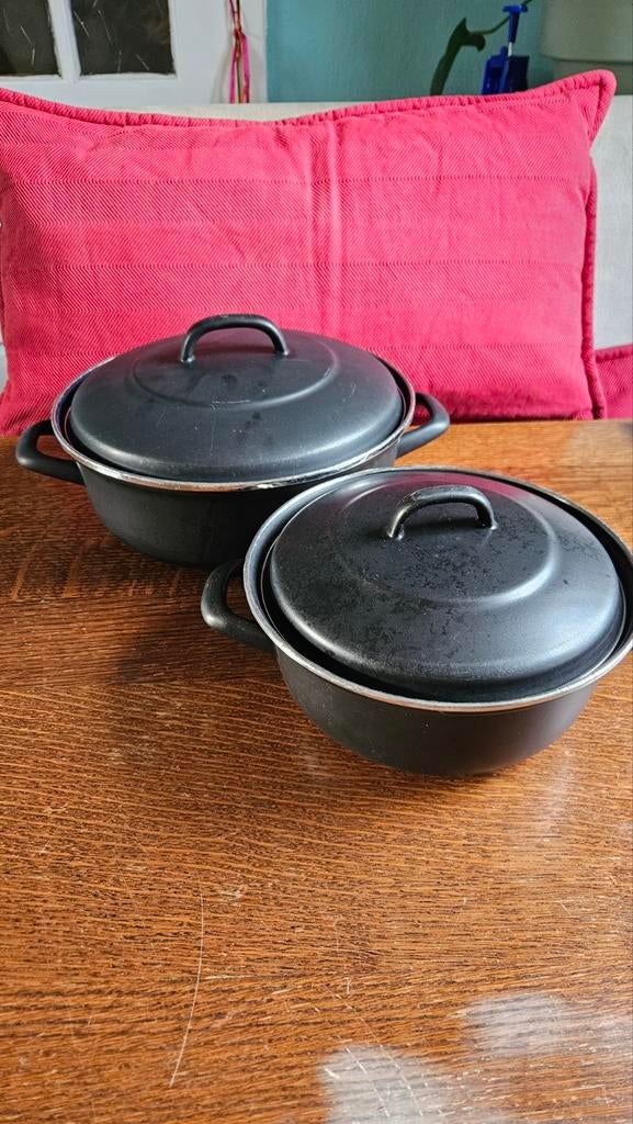 Set van 2 zwarte braadpannen met deksels, Overige materialen, Gebruikt, Pannenset, Ophalen of Verzenden