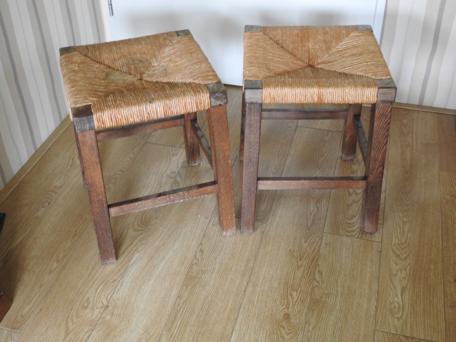 2 eikenhouten krukje met biezen zitting, Ophalen, Gebruikt, Hout