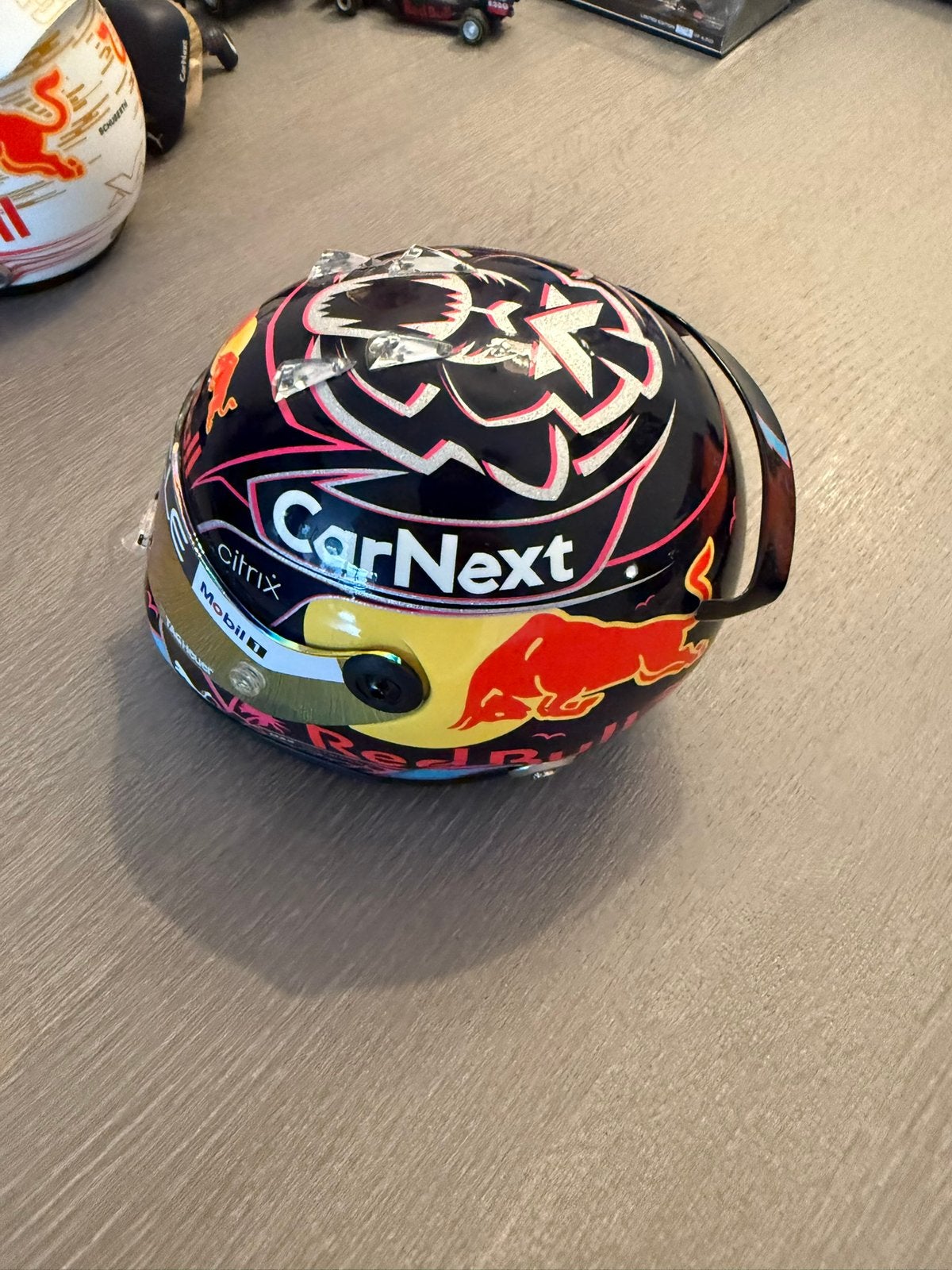 Max Verstappen F1 Helm Miniatuur Miami 2022, Verzamelen, Automerken, Motoren en Formule 1, Ophalen, Zo goed als nieuw, Formule 1