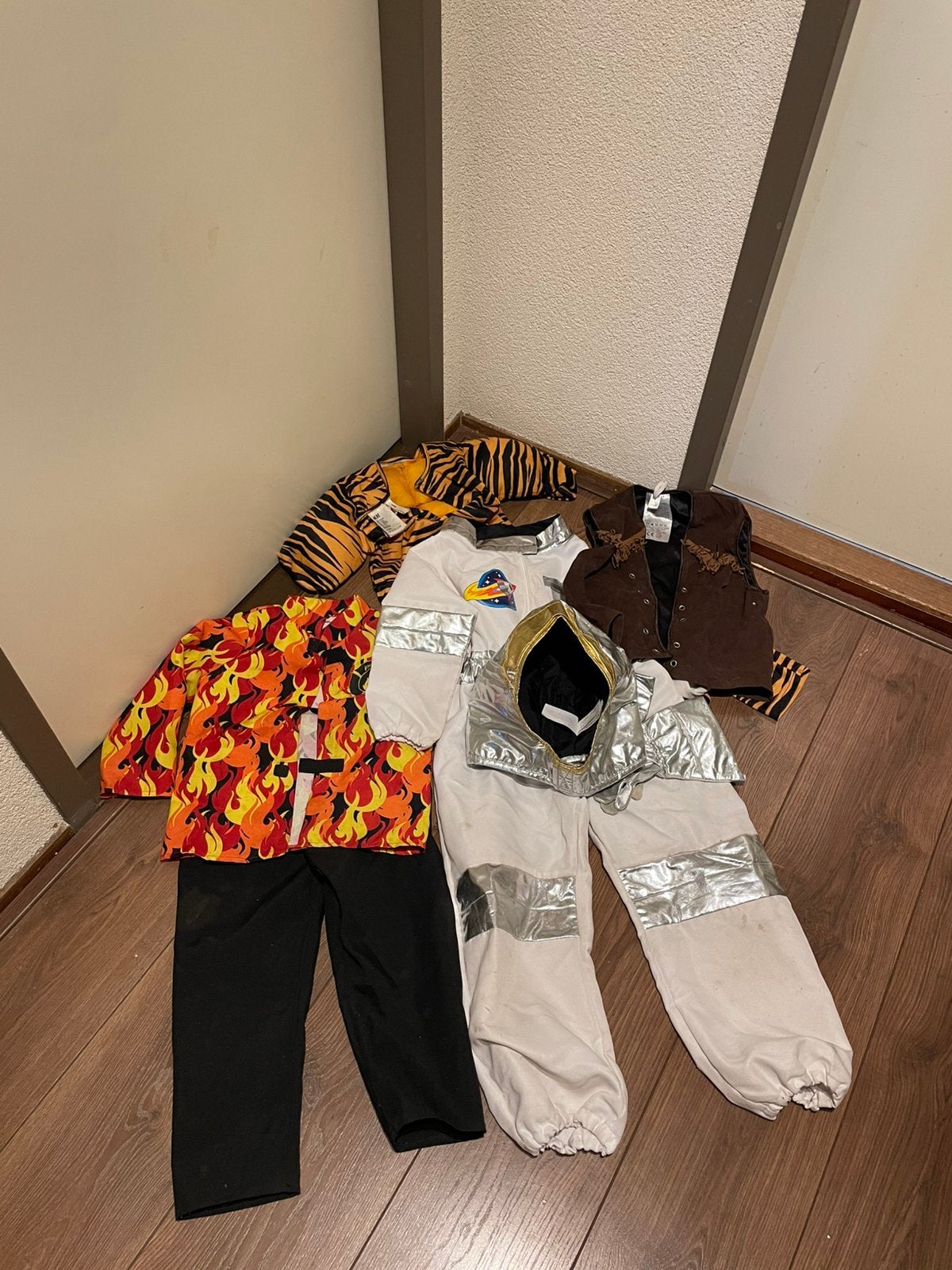Set verkleed-kleding 4 stuks, Ophalen, Gebruikt, Jongen of Meisje