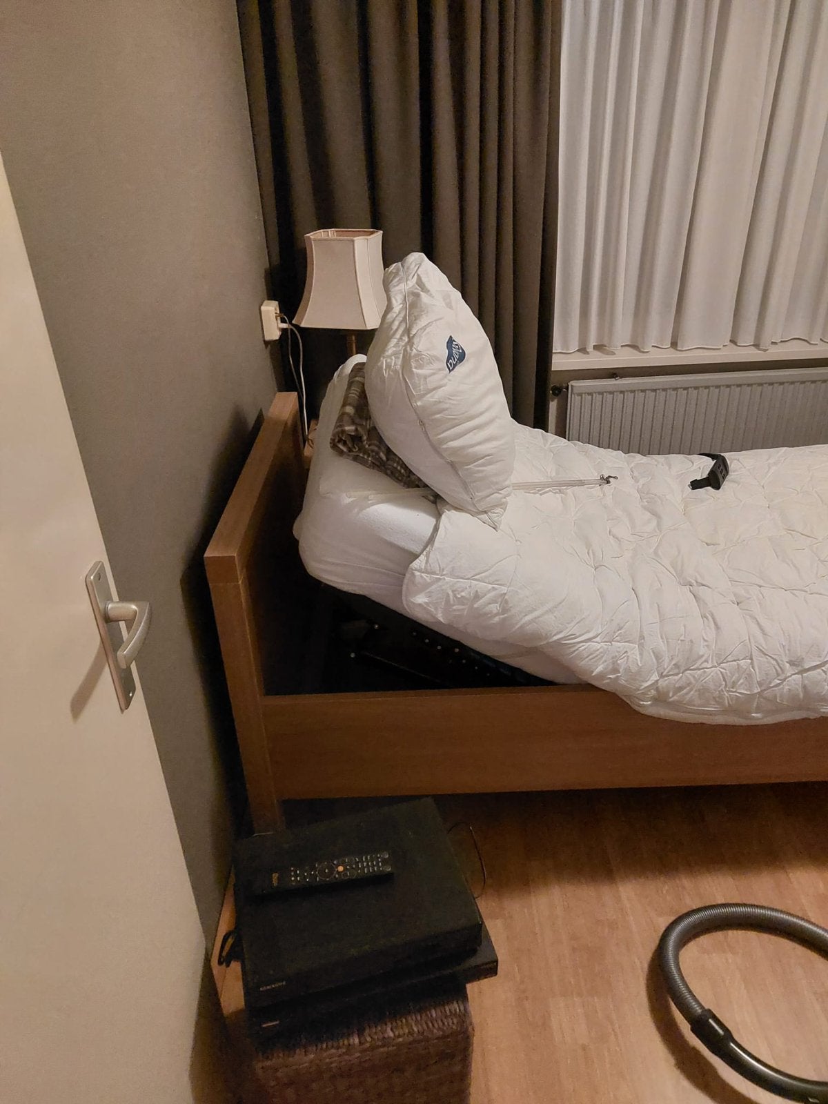 Verstelbare bodem bed, Huis en Inrichting, Slaapkamer | Bedden, Ophalen, Eenpersoons, Bruin, Hout