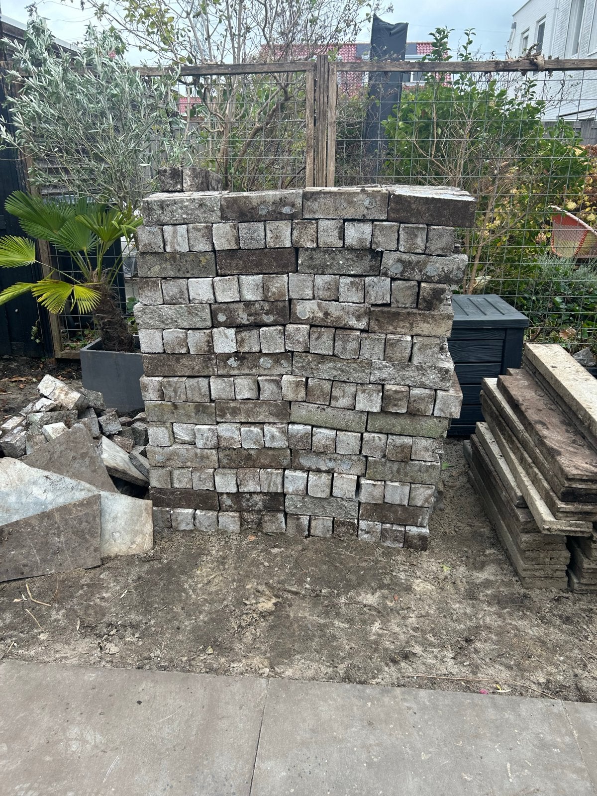 Gratis zsm afhalen: stapelblokken, palisades en betonbanden, Tuin en Terras, Ophalen, Gebruikt, Klinkers, 10 m² of meer