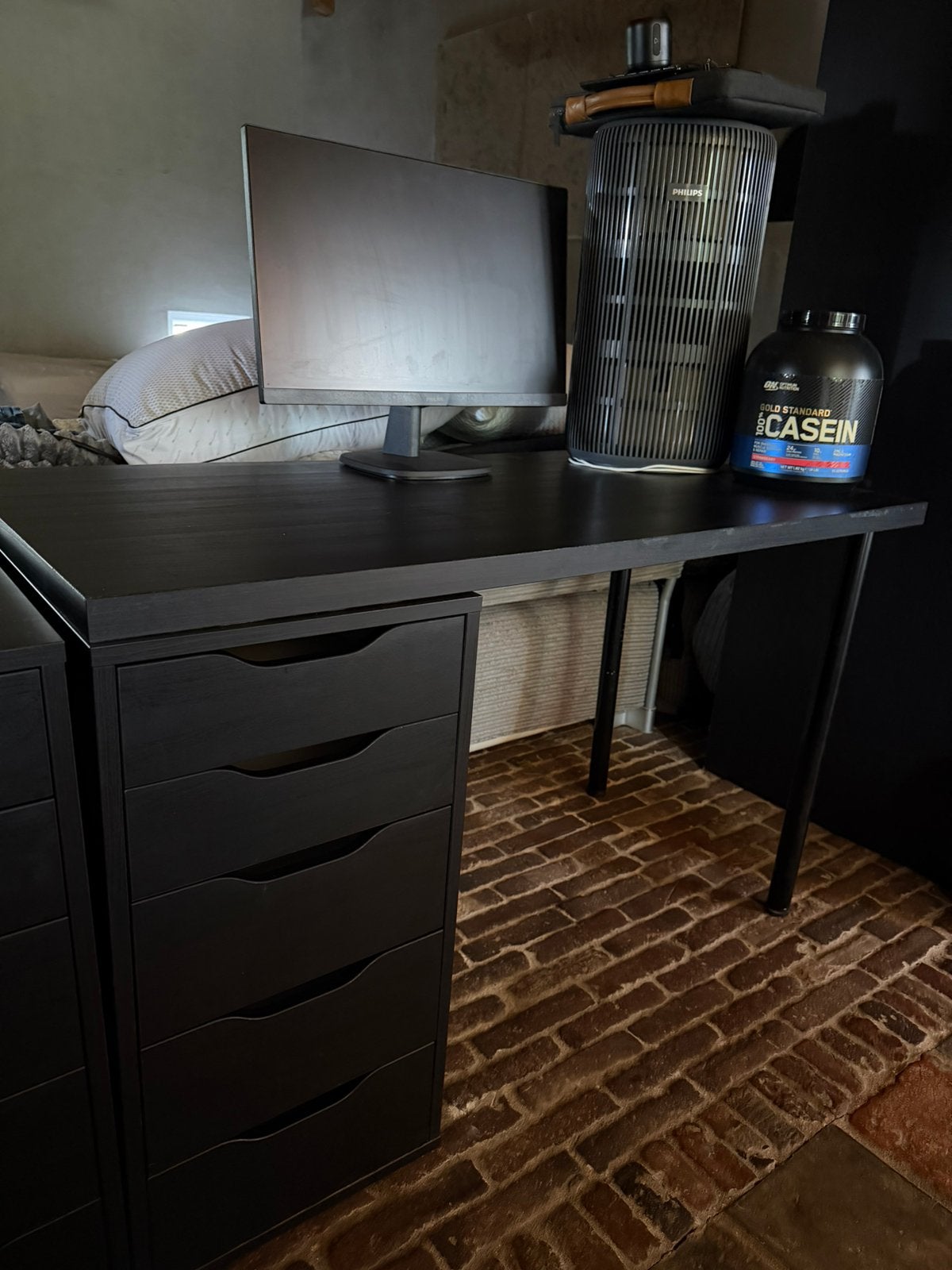 IKEA bureau zwart/bruin + alex ladeblok + computerscherm, Ophalen, Zo goed als nieuw