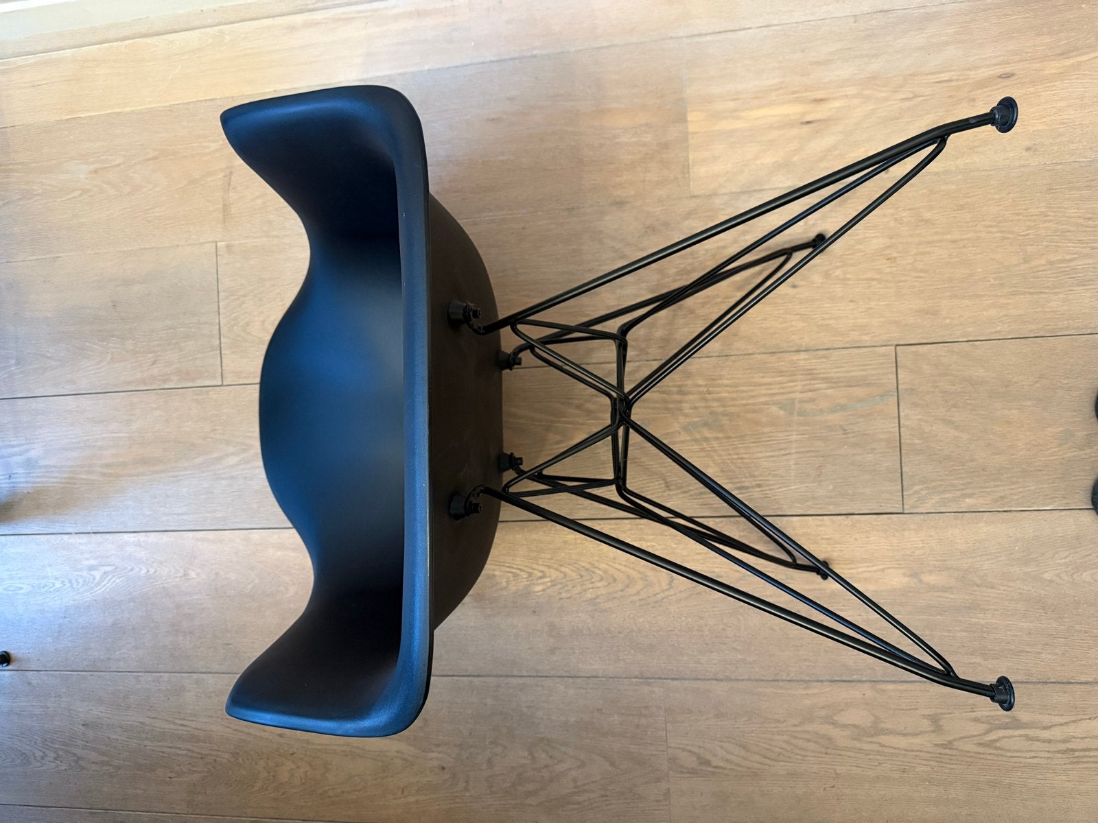 Zwarte kuipstoel met draadonderstel, Huis en Inrichting, Stoelen, Ophalen, Kunststof, Gebruikt, Zwart