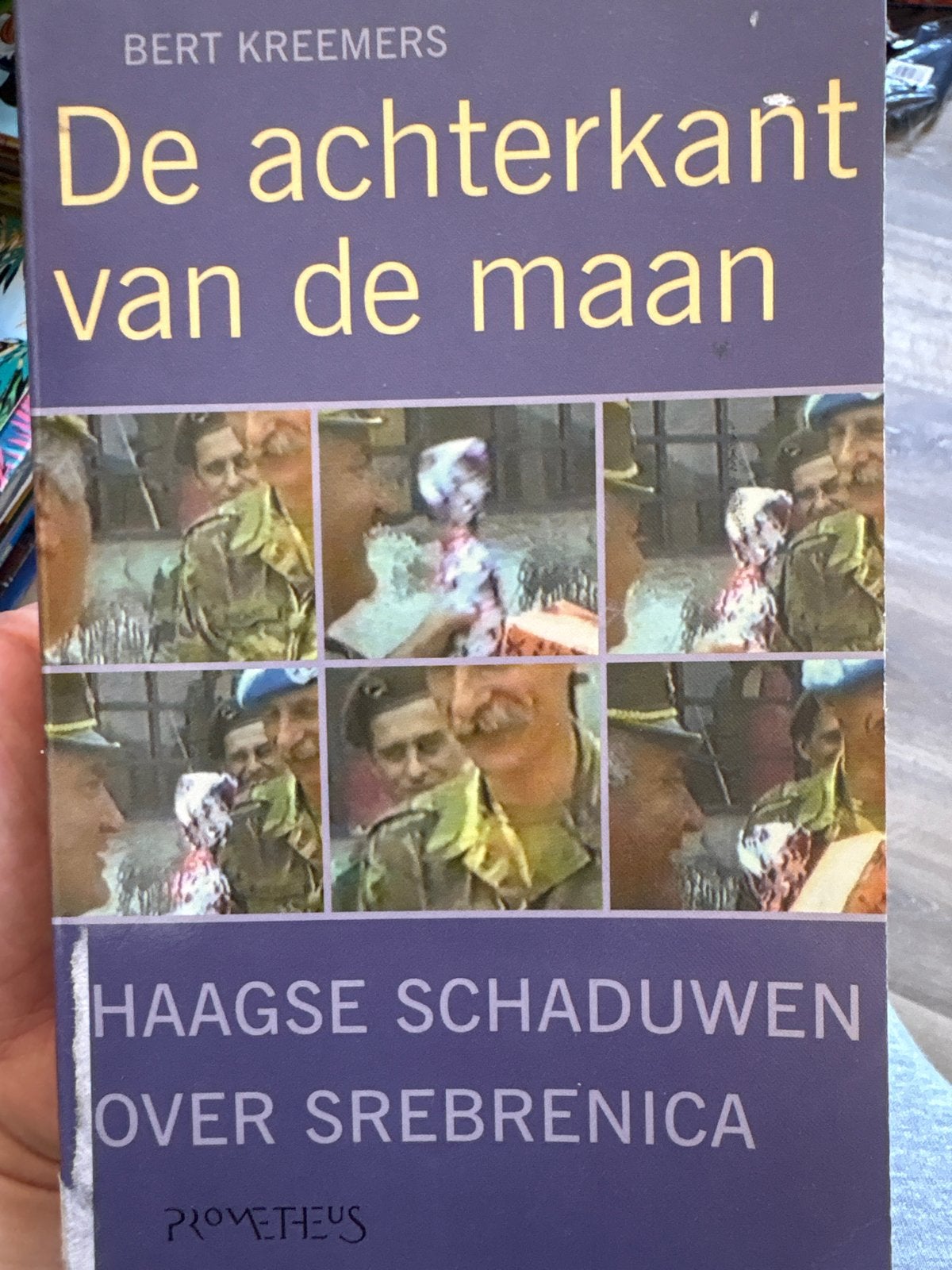 De achterkant van de maan - Haagse schaduwen over Srebrenica, Boeken, Ophalen of Verzenden, 1945 tot heden, Gelezen, Landmacht