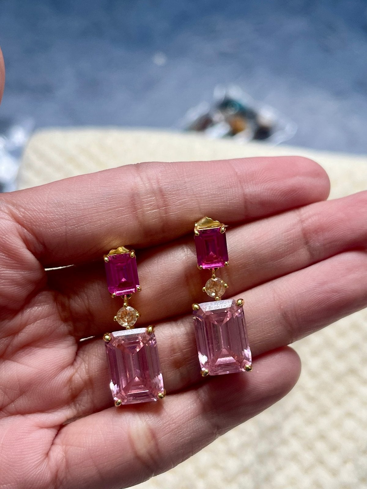 Elegante oorbellen met roze en fuchsia edelstenen, Sieraden, Tassen en Uiterlijk, Oorbellen, Hangers, Ophalen of Verzenden, Zo goed als nieuw