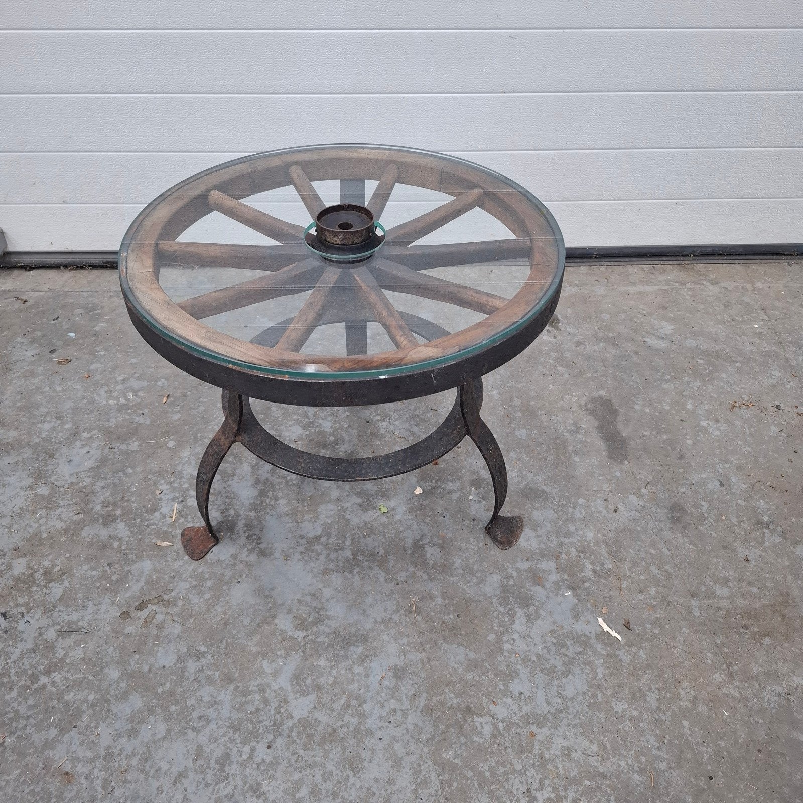 Unieke salontafel van oud wagenwiel met glasplaat, Ophalen