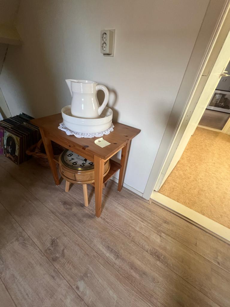 Vintage waskom en kan set op houten bijzettafel, Ophalen