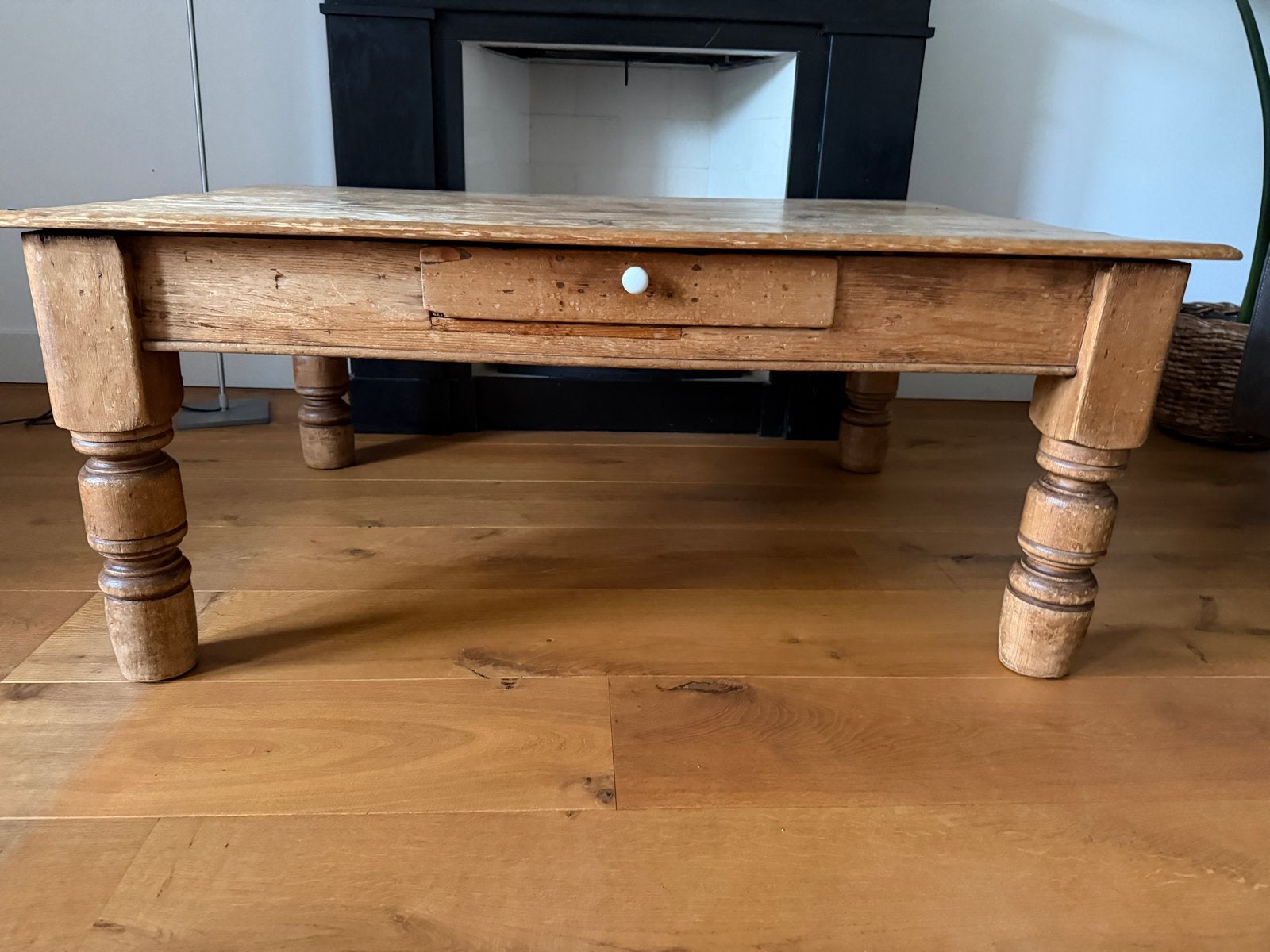 Oude grenen salontafel met lade, Ophalen
