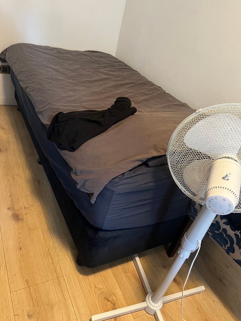 King single bed - mattress and base, Ophalen, Gebruikt, Eenpersoons, 140 cm
