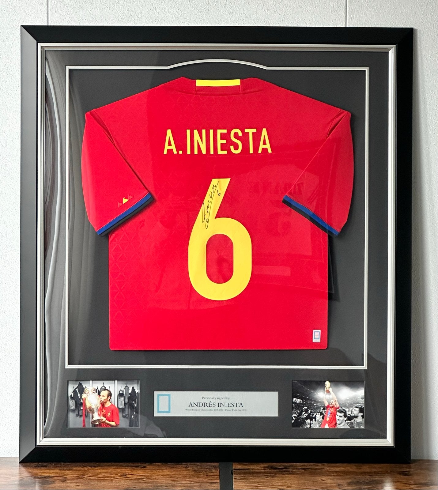 Gesigneerd Andrés Iniesta Spanje Shirt - Ingelijst, Ophalen of Verzenden, Zo goed als nieuw, Buitenlandse clubs, Shirt