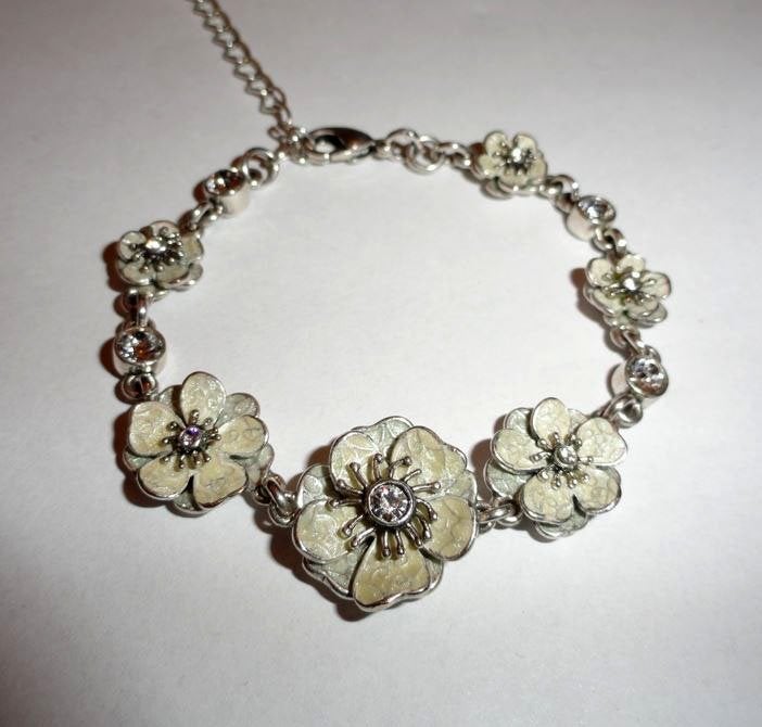 Armband Pilgrim bloemen emaille zilverkleurig, Sieraden, Tassen en Uiterlijk, Armbanden, Overige materialen, Overige kleuren, Met bedels of kralen