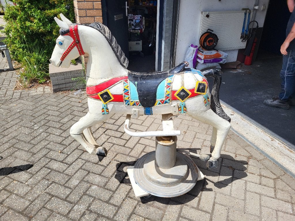 Antiek carrousel paard, Ophalen
