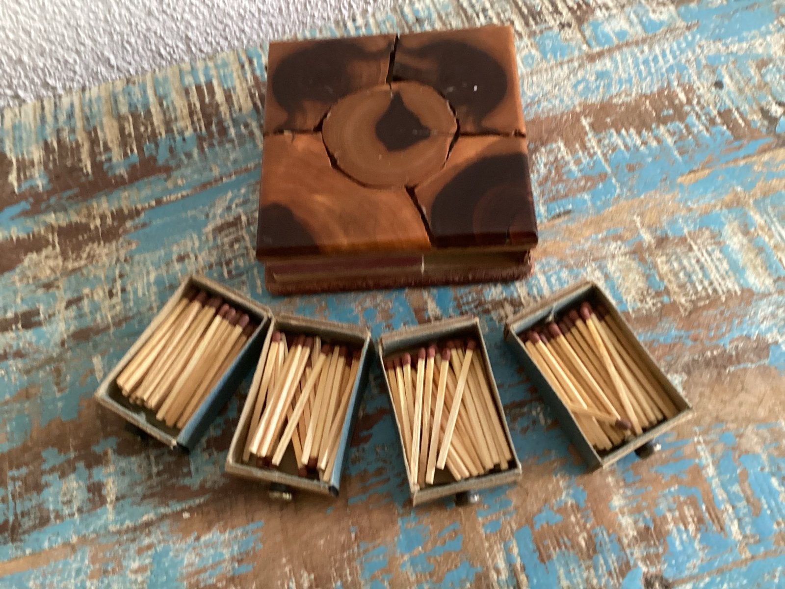 Luciferhouder van prachtig hout met 4 volle doosjes, Verzamelen, Rookartikelen, Aanstekers en Luciferdoosjes, Ophalen of Verzenden