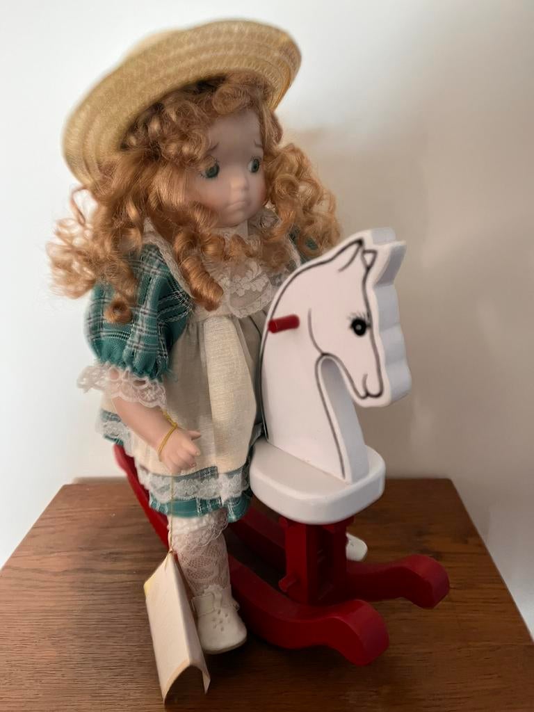 Mooie pop op hobbelpaard Franklin Mint, Verzamelen, Poppen, Ophalen of Verzenden, Nieuw, Pop