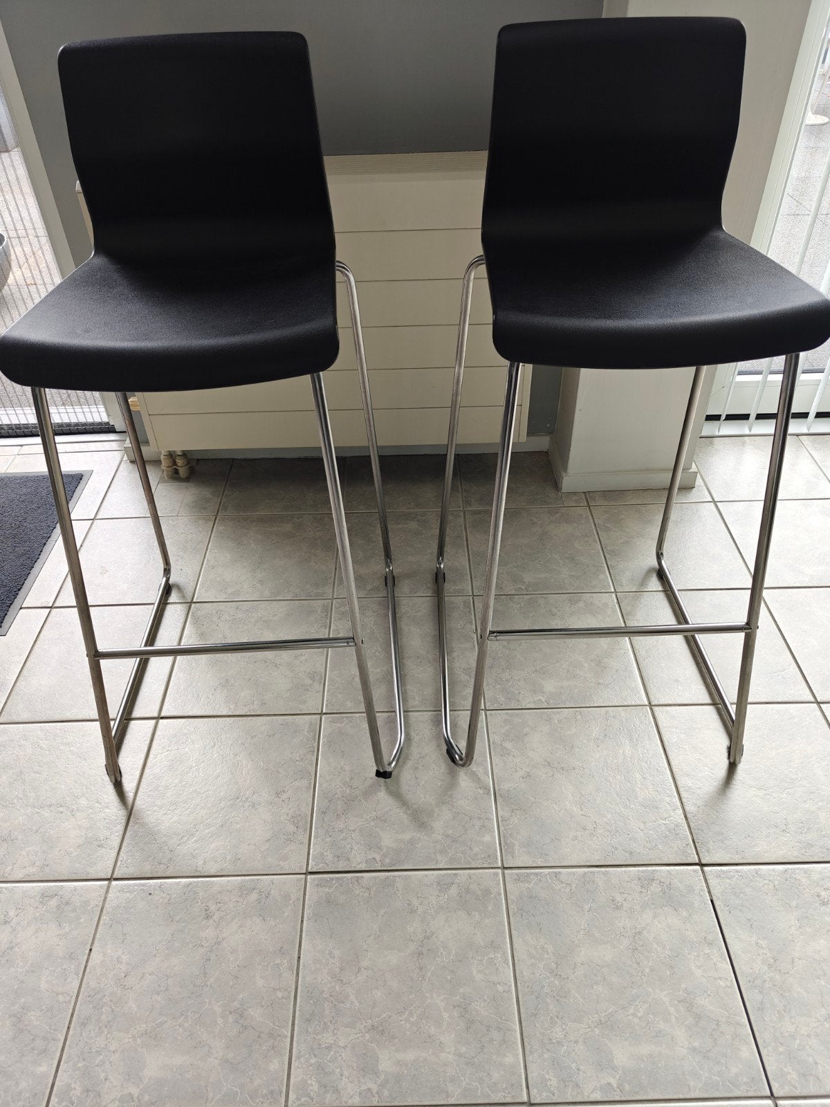 Twee zwarte barkrukken van Ikea met voetensteun, Huis en Inrichting, Ophalen, Gebruikt, Met voetsteun, 60 tot 90 cm
