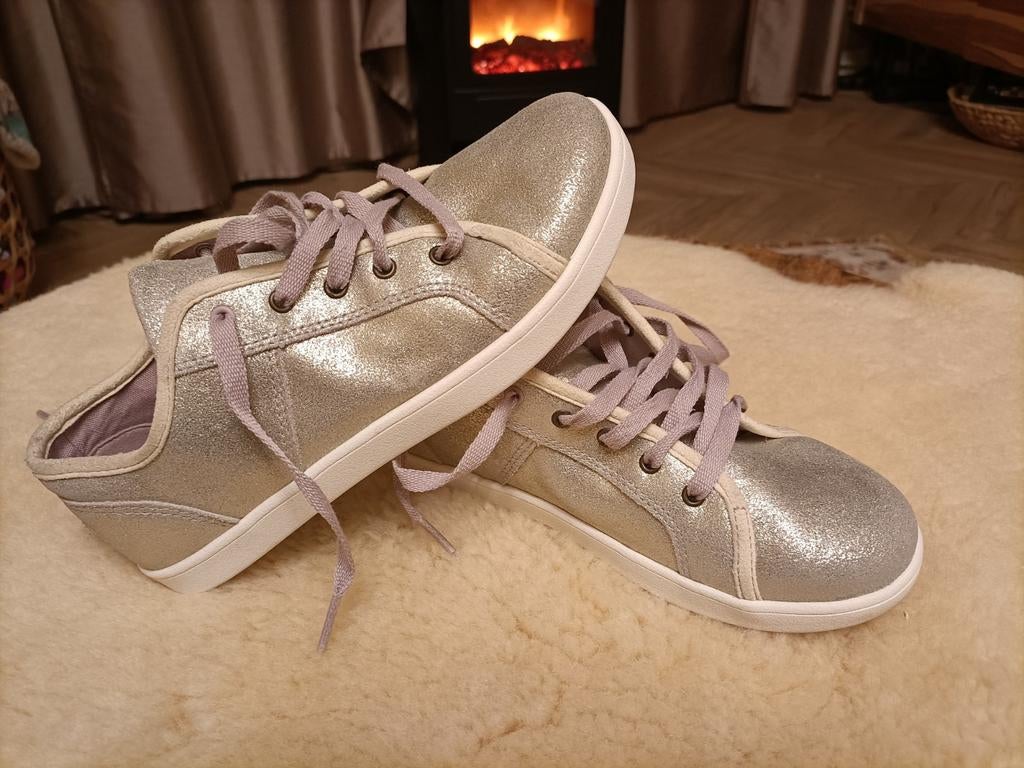 UGG Snickers Goud Platina Maat 35/36, Kinderen en Baby's, Kinderkleding | Schoenen en Sokken, Ophalen, UGG, Meisje, Sportschoenen
