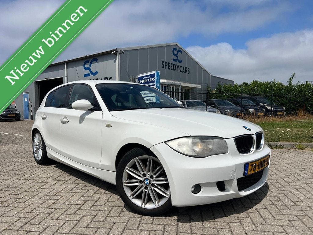 BMW 1-serie 118i High Executive M-Pakket 5DRS Leer Clima, Auto's, BMW, 1-Serie, Achterwielaandrijving, Zwart, Leder en Stof