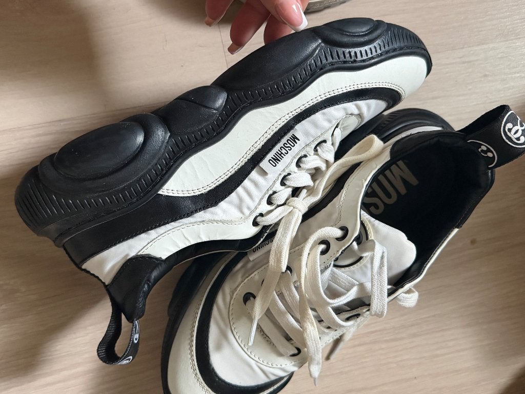 Moschino schoenen, Ophalen of Verzenden, Zo goed als nieuw, Zwart, Sneakers of Gympen