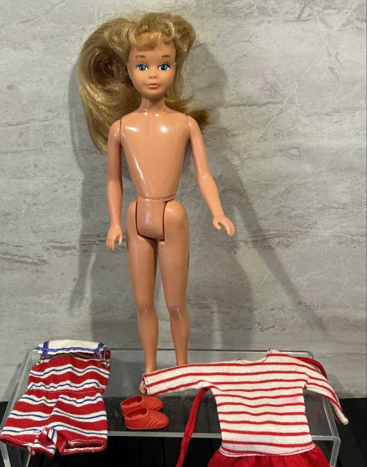 Vintage Skipper pop met kleding en schoentjes. Philipines., Verzamelen, Verzenden, Gebruikt, Pop