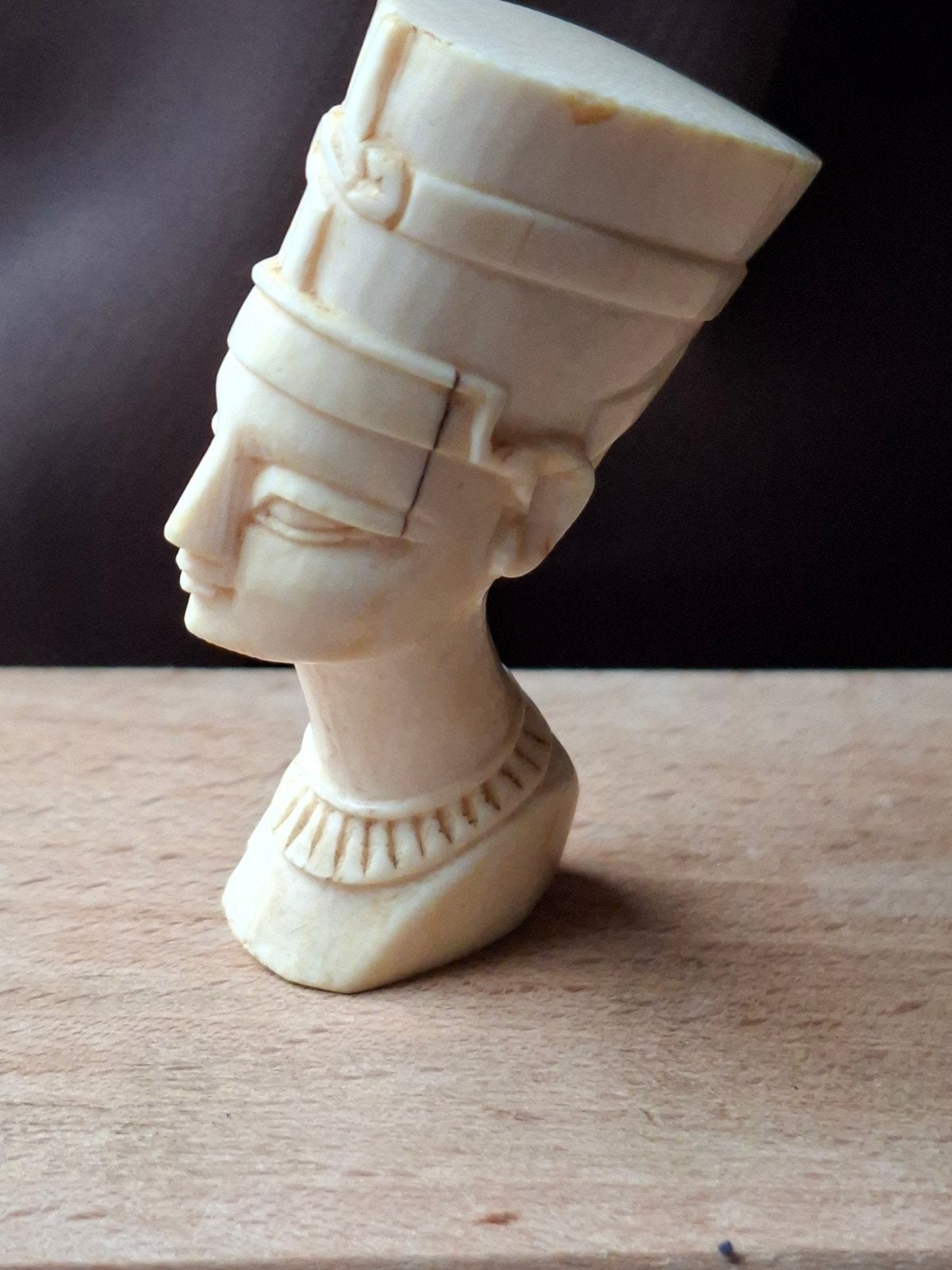 Oud beeldje van Nefertiti, waarschijnlijk runderbeen, Ophalen of Verzenden, Gebruikt, Mens