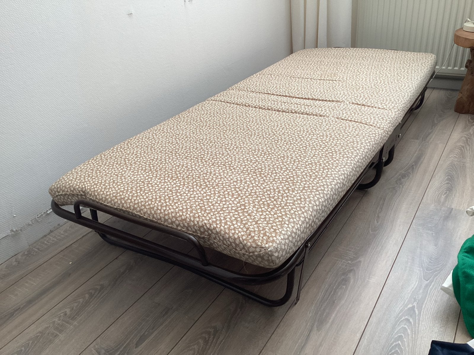 Opvouwbaar logeerbed met matras, Ophalen, Gebruikt, Eenpersoons, Bruin