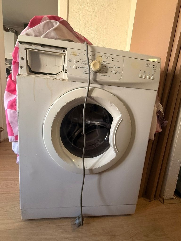Gratis gebruikte wasmachine, lekt een beetje, Witgoed en Apparatuur, Wasmachines, Ophalen, Gebruikt, Bovenlader, 85 tot 90 cm