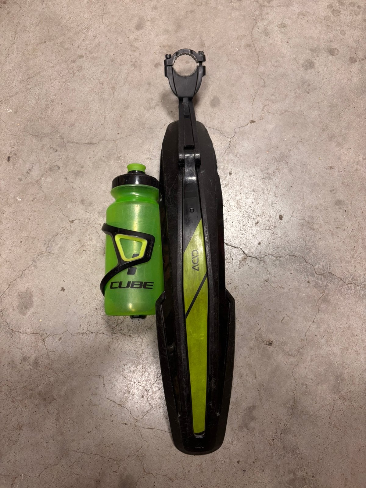 Cube accesoires / acid achter spatbord bidon en bidon houder, Fietsen en Brommers, Ophalen of Verzenden, Gebruikt