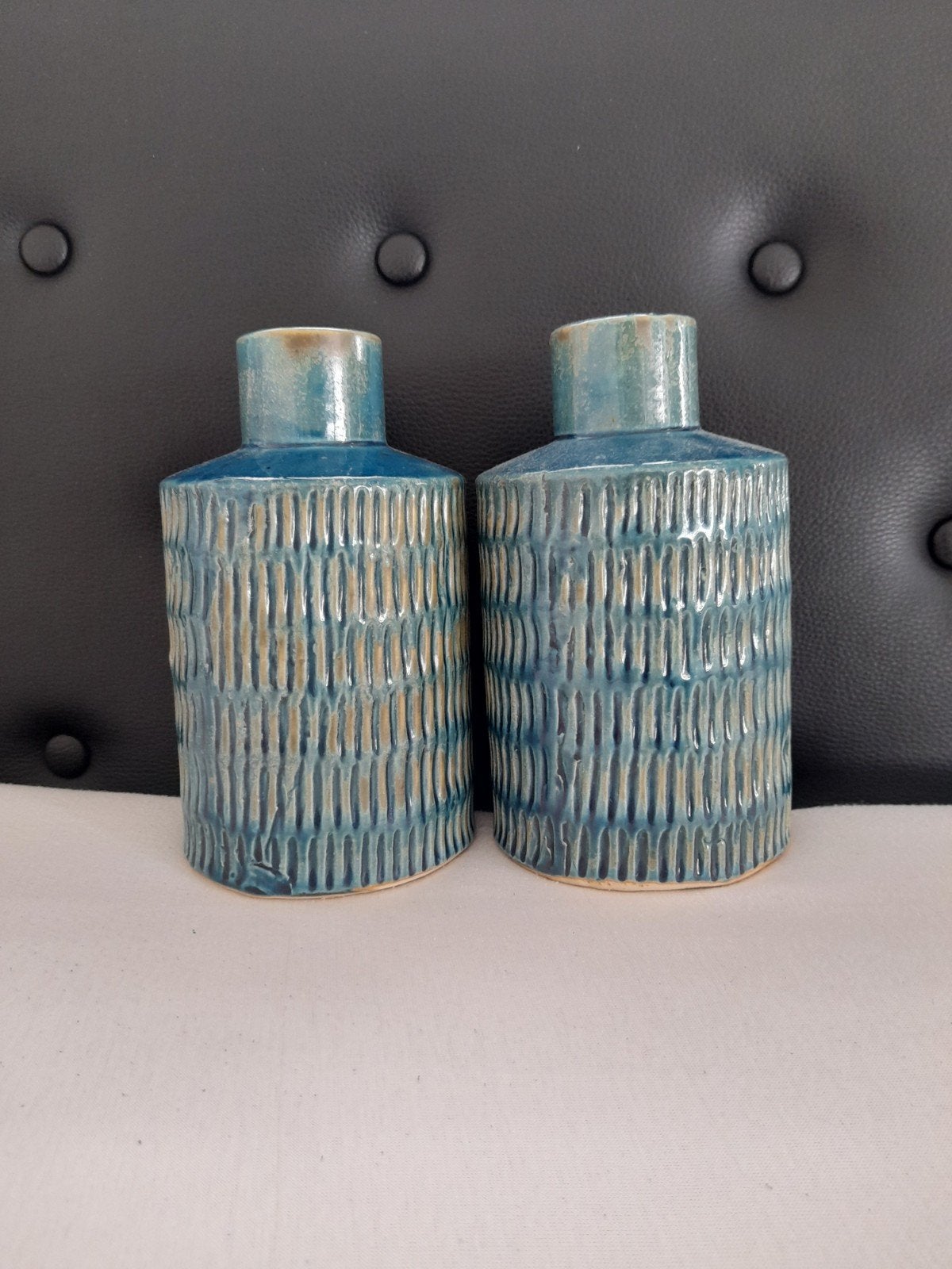Mooie groenblauwe aardewerk vazen (set van 2) – Modern & Vin, Huis en Inrichting, Woonaccessoires | Vazen, Ophalen, Zo goed als nieuw