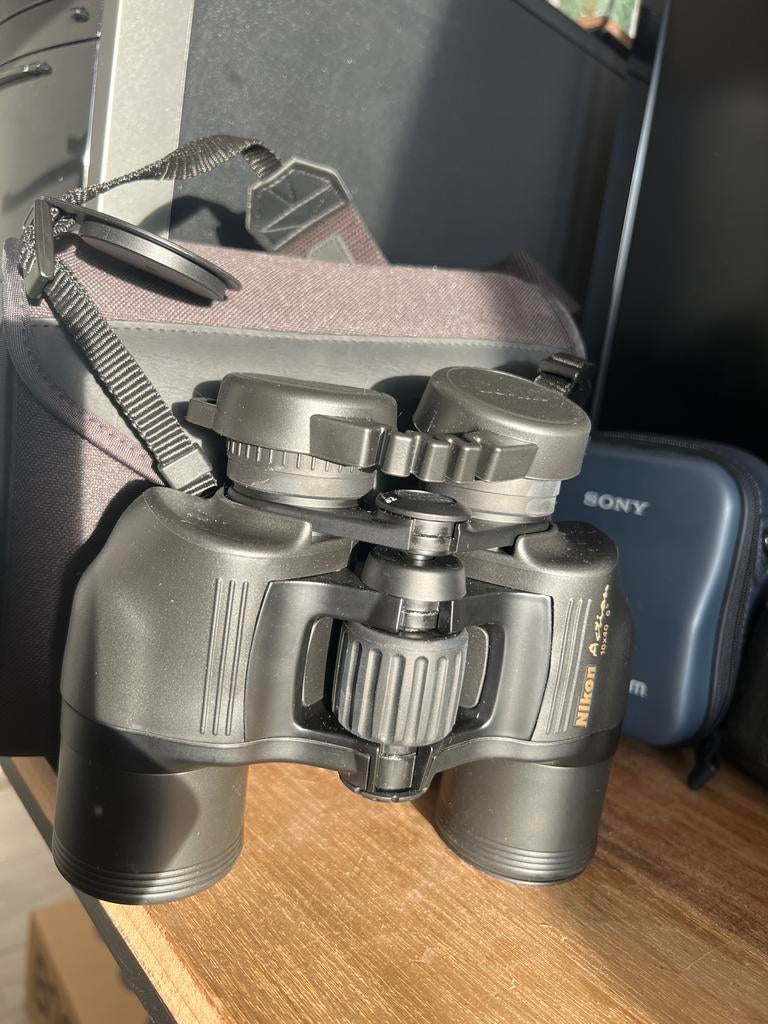Nikon Action 10x40 Verrekijker met Tas, Zo goed als nieuw, 8 tot 12x, Met hoes of tas, Porro (met knik)