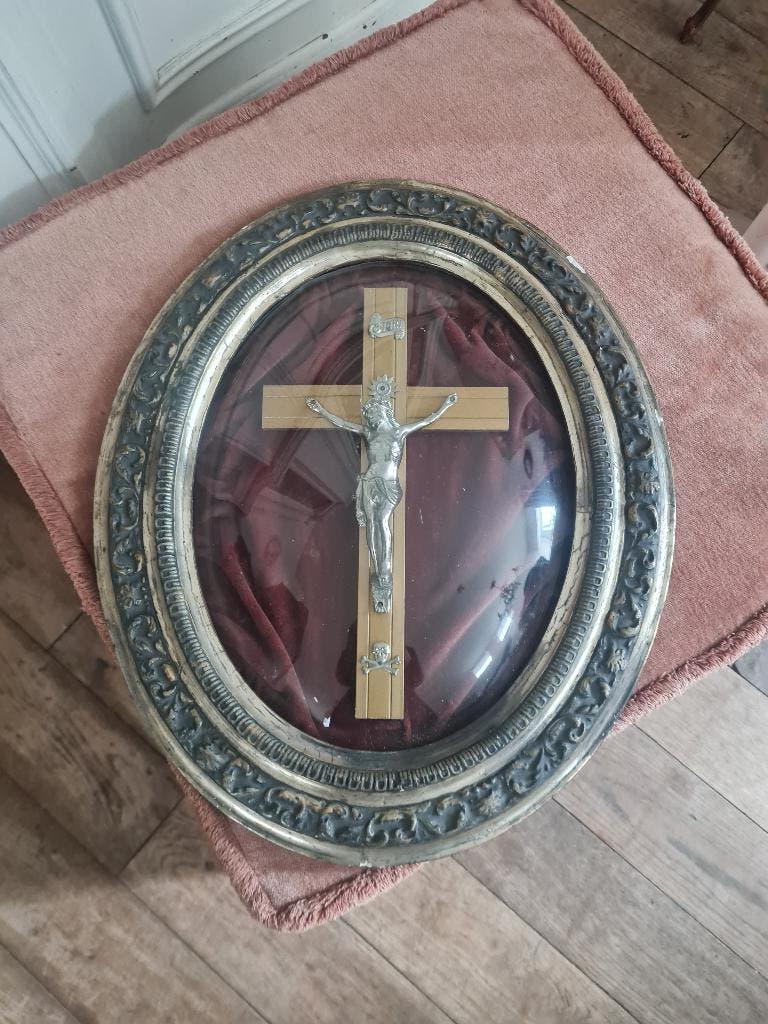 Vintage houten lijst met bol glas en kruisbeeld groter model, Heikant 21 Kaatsheuvel, Minder dan 50 cm, Belle Vieille Brocante