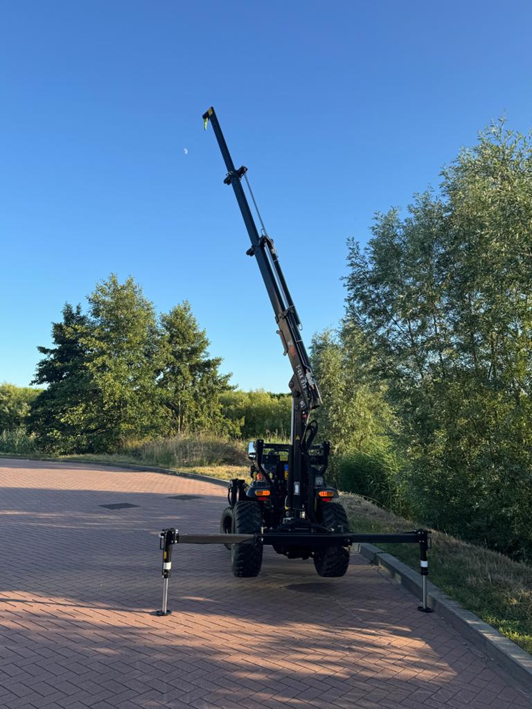 Compacte tractor met HIAB T-CLX 013 kraan, Ophalen of Verzenden, Gebruikt, Tot 80 Pk, Overige merken
