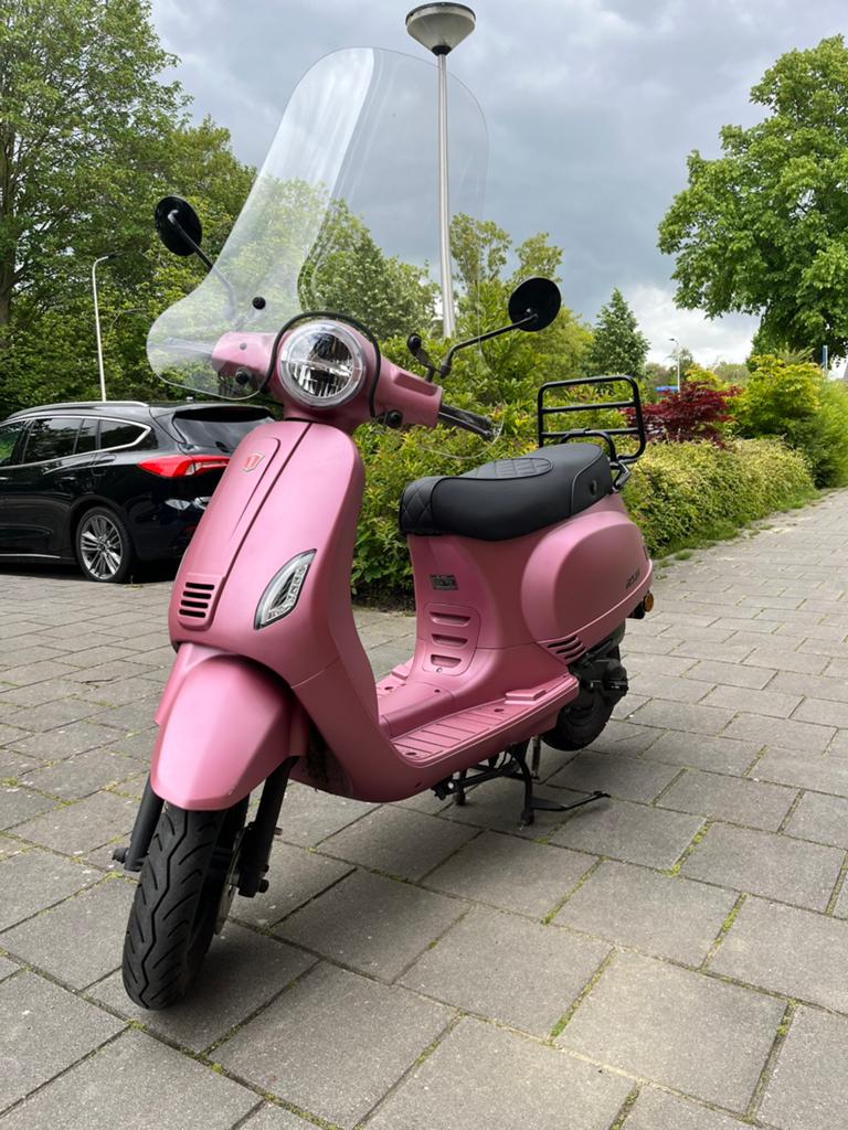 RSO Sense E5 Mat Roze + Roze helm maat M, Fietsen en Brommers, Scooters | Overige merken, Ophalen, Zo goed als nieuw, Benzine