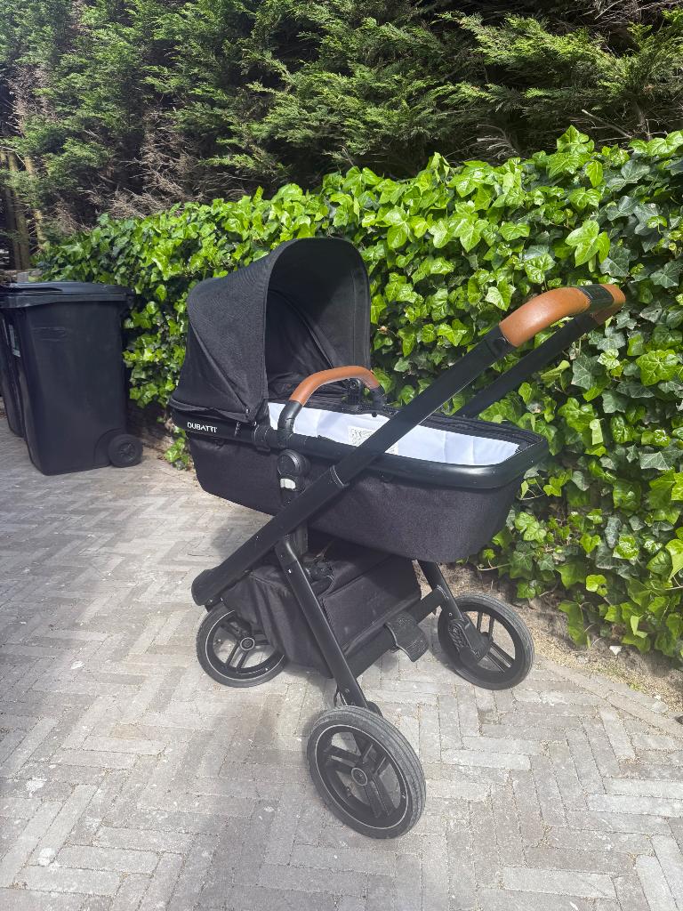 Dubatti zwart kinderwagen, Kinderen en Baby's, Kinderwagens en Combinaties, Verstelbare duwstang, Zo goed als nieuw, Combiwagen