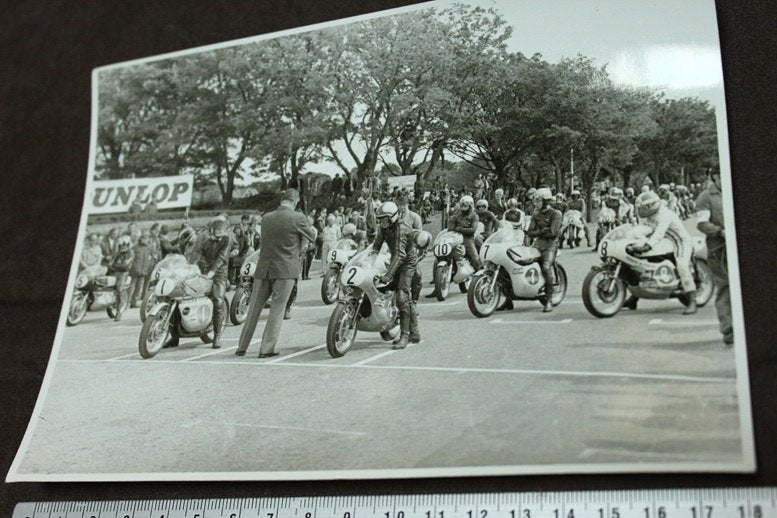 foto start IOM TT coureurs Gould Bron Whiteway ?, Ophalen of Verzenden, Gelezen