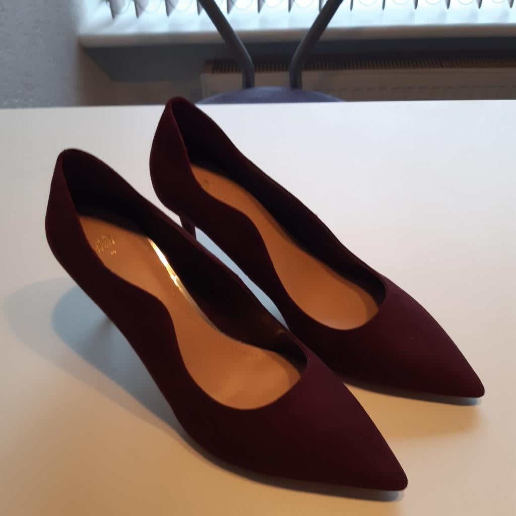 Bordeaux suede-look pumps, Overige kleuren, Ophalen of Verzenden, Zo goed als nieuw, Pumps