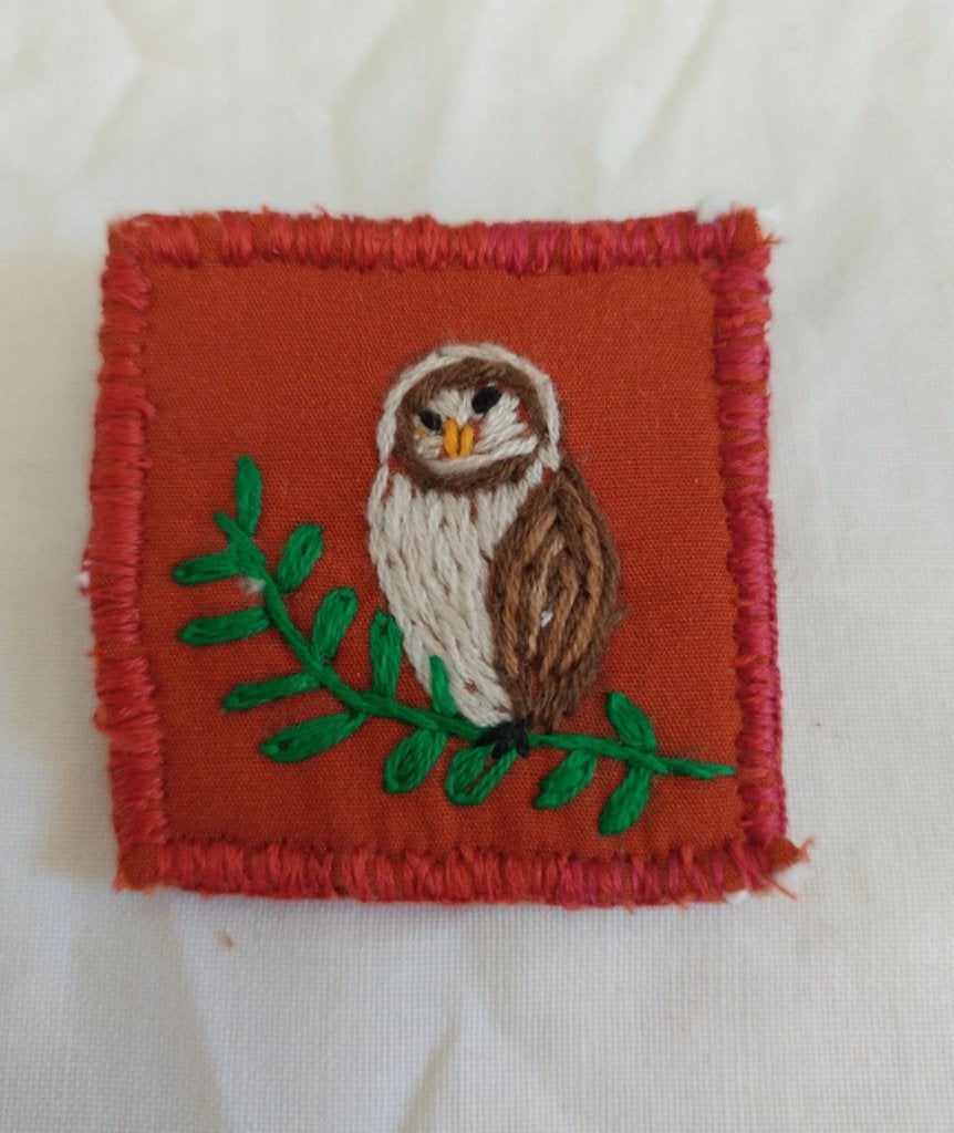 Handgemaakte broche vierkant geborduurd uil bruin, Overige materialen, 4 tot 7 cm, Bruin, Nieuw