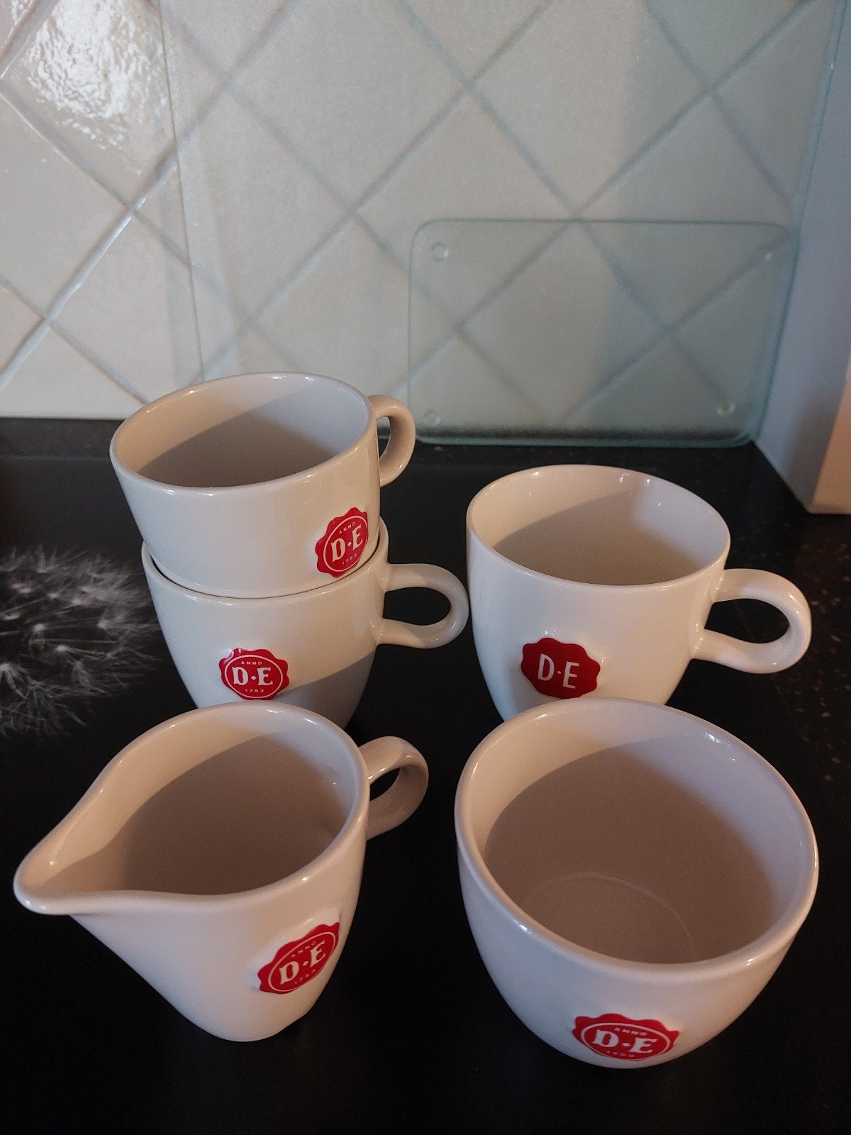 Douwe Egberts servies, suikerpot, melkkannetje en 3 mokken, Gebruikt, Ophalen of Verzenden, Overige stijlen, Kop(pen) en/of Schotel(s)