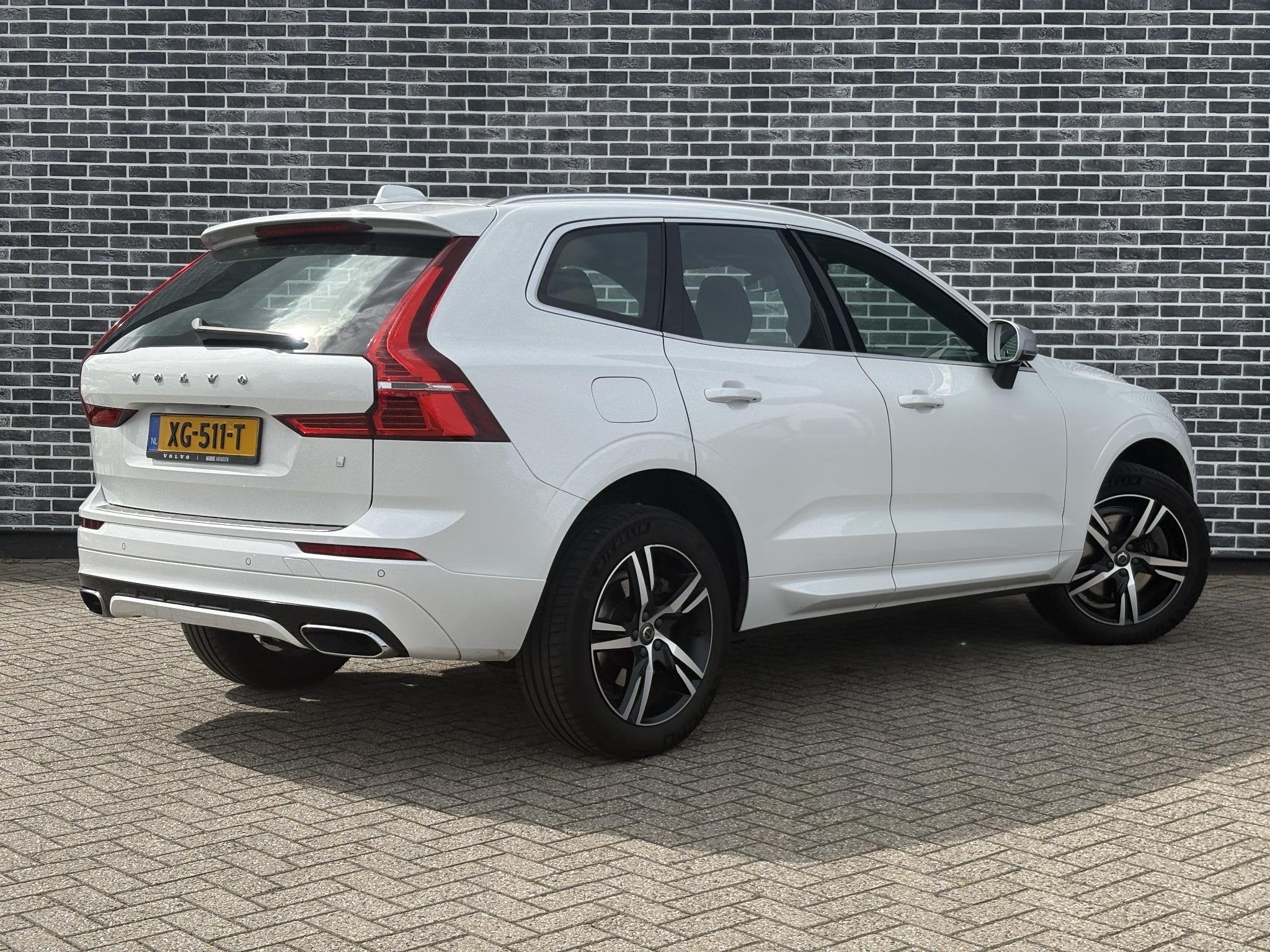 Volvo XC60 2.0 T8 Twin Engine AWD R-Design | Luchtvering | B, Auto's, Gebruikt, Euro 6, 4 cilinders, XC60