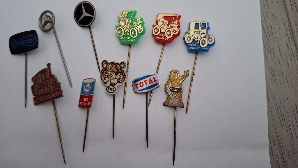 Vintage automerken speldjes 11 stuks o.a. Mercedes, Verzamelen, Ophalen of Verzenden, Gebruikt, Merk, Speldje of Pin