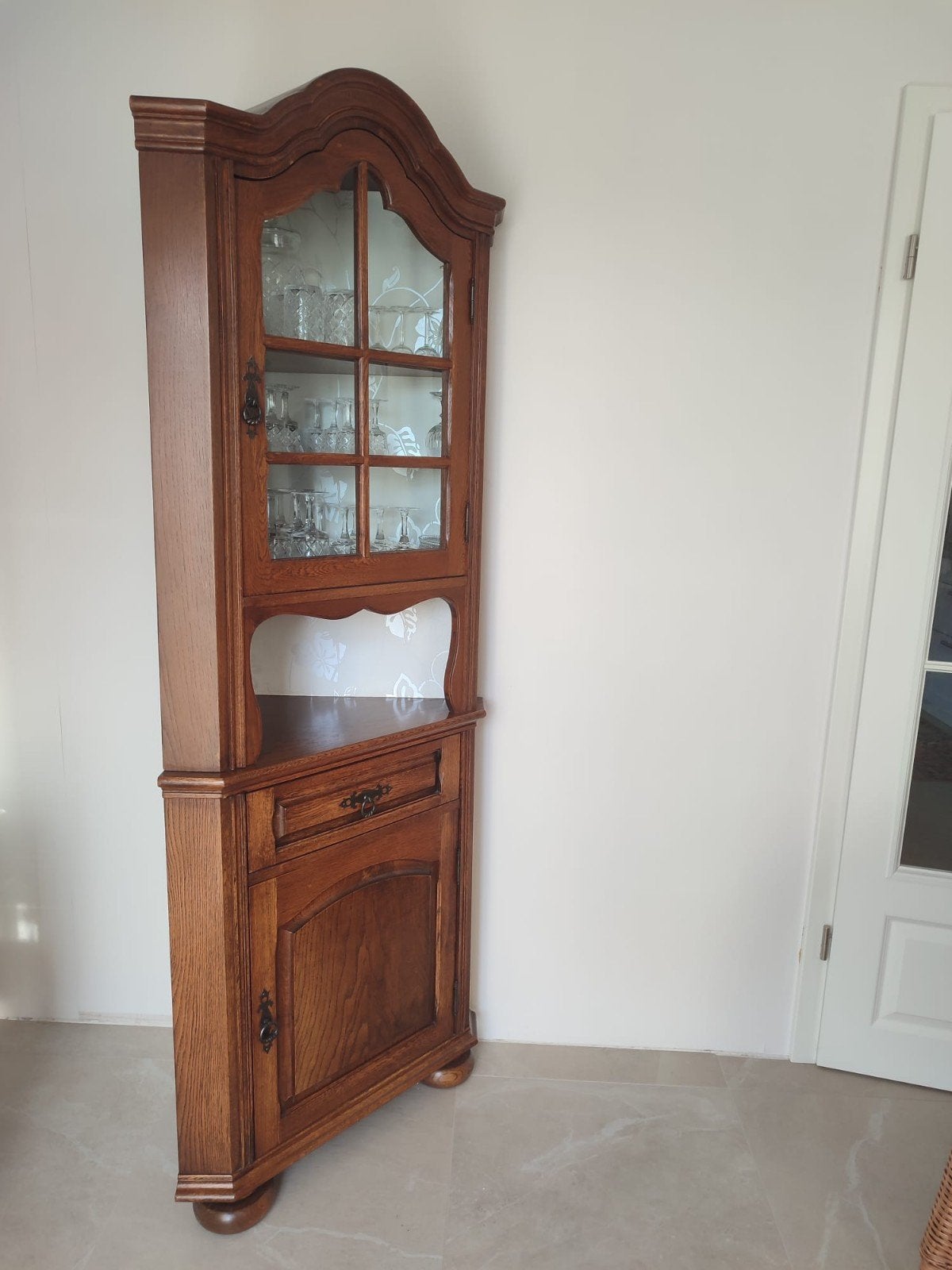 Elegante hoekkast van massief hout met vitrine, Ophalen