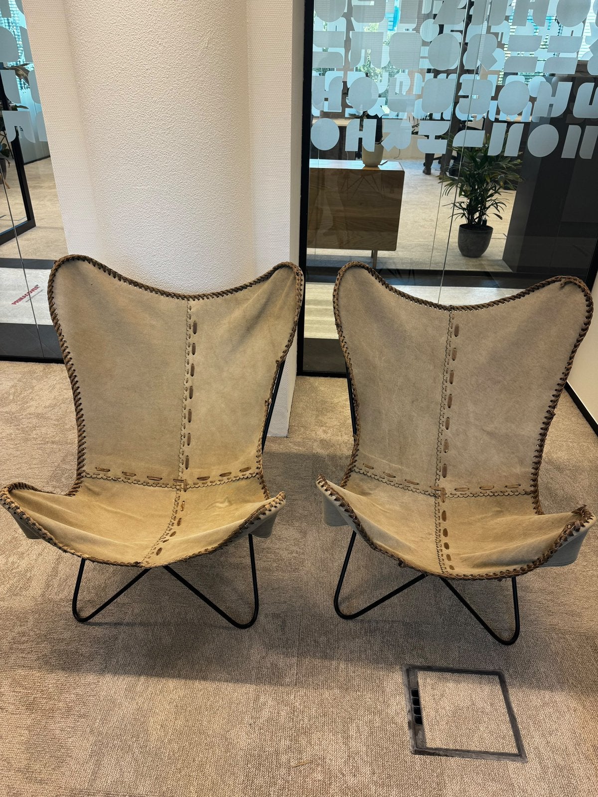 Twee leren fauteuils – vintage uitstraling, Huis en Inrichting, Ophalen, Zo goed als nieuw, Bruin, Vijf, Zes of meer stoelen