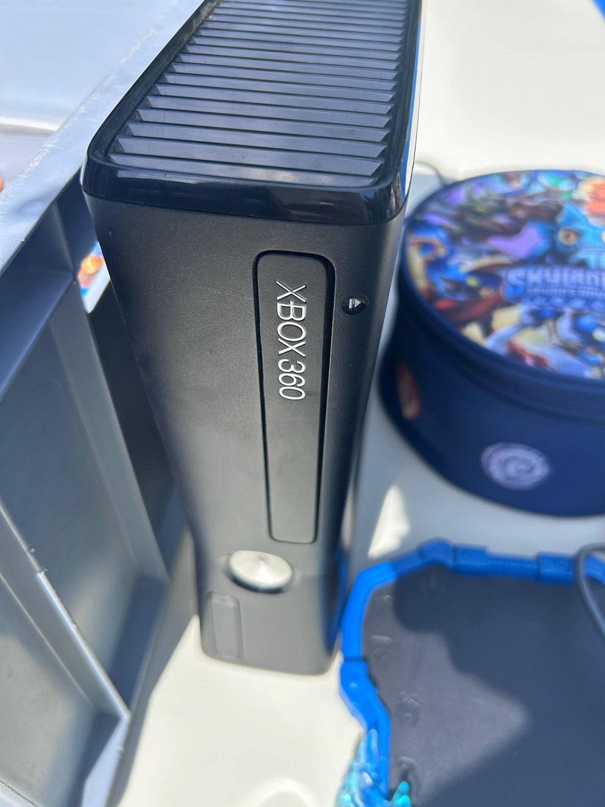 Xbox 360, 46 skylanders  met 12 games, 3 controllers, Gebruikt, 3 spelers of meer, Vanaf 7 jaar, Ophalen