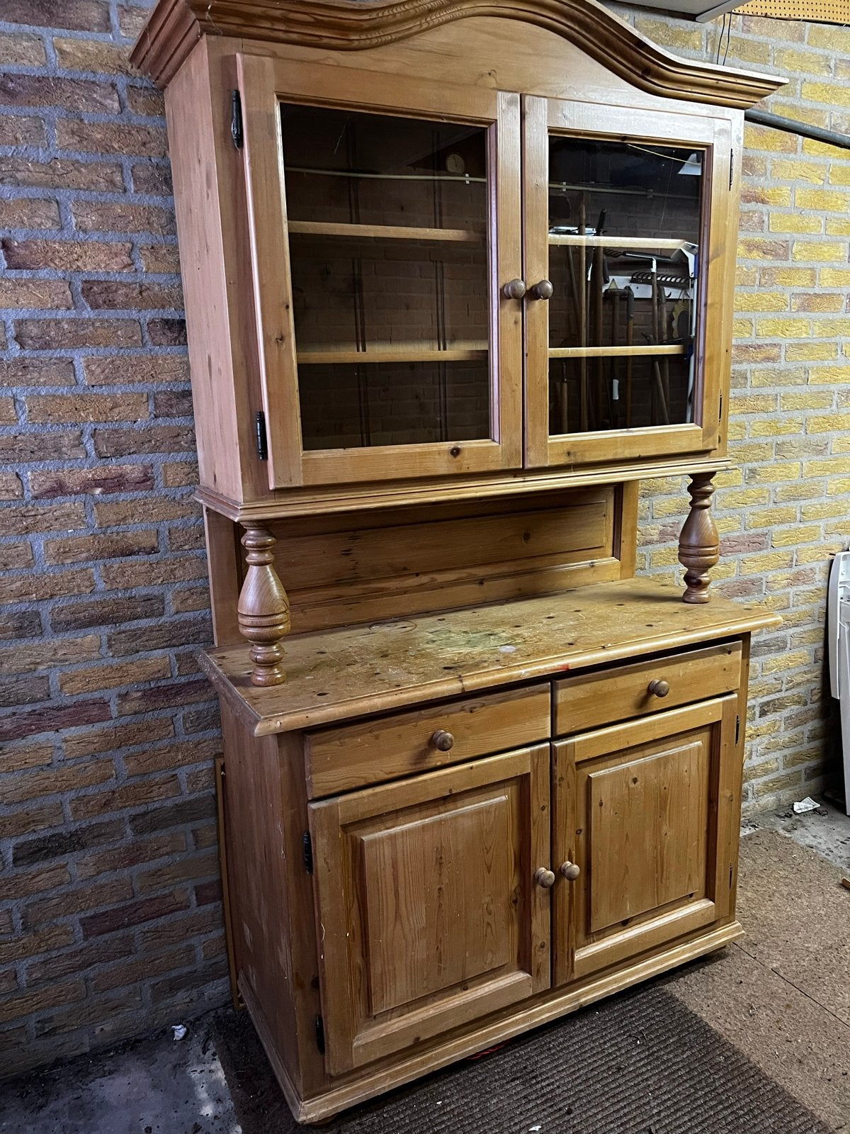 Grenen buffetkast met vitrine en lades (kast 3), Ophalen