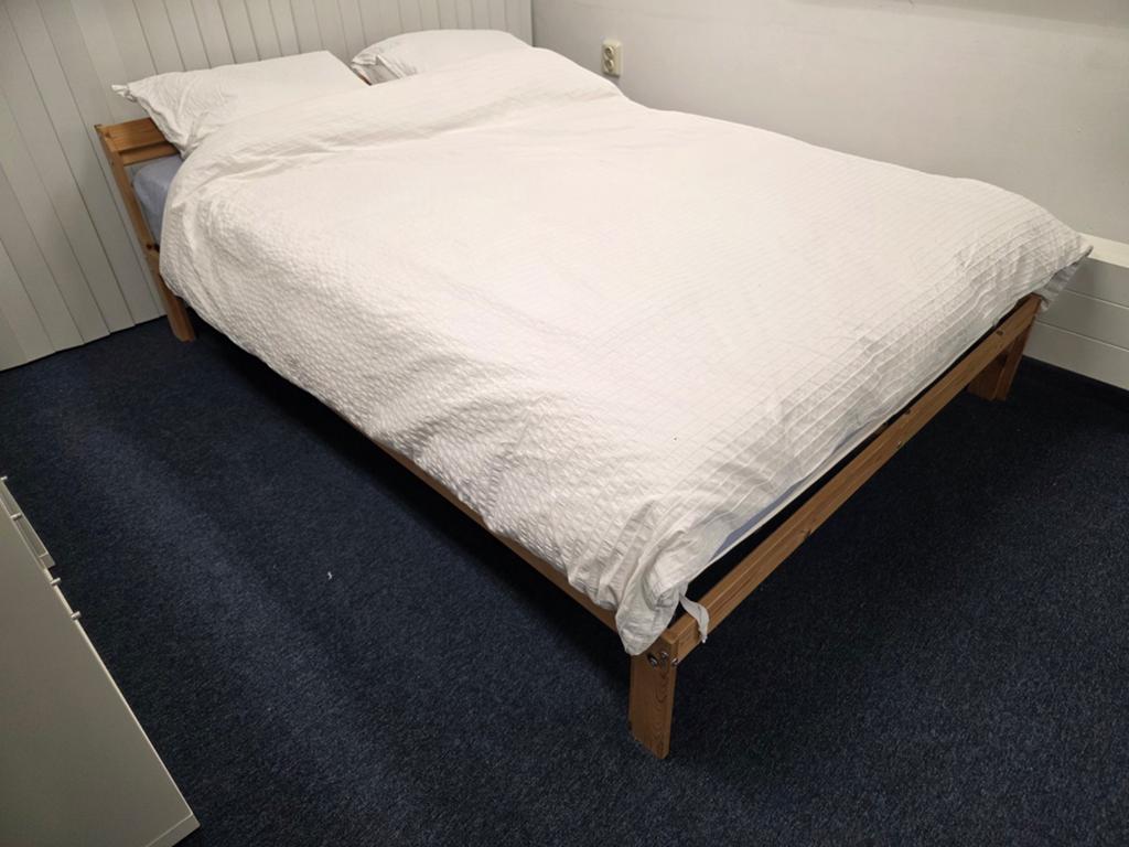 Ikea NEIDEN bed 140x200 met HYLLESTAD matras, Wit, Tweepersoons, Zo goed als nieuw, Hout